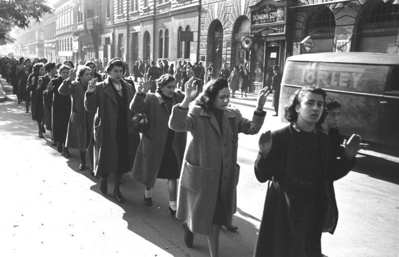 Wanita Yahudi ditangkap di Jalan Wesselényi di Budapest selama Holocaust, - 20-22 Oktober 1944