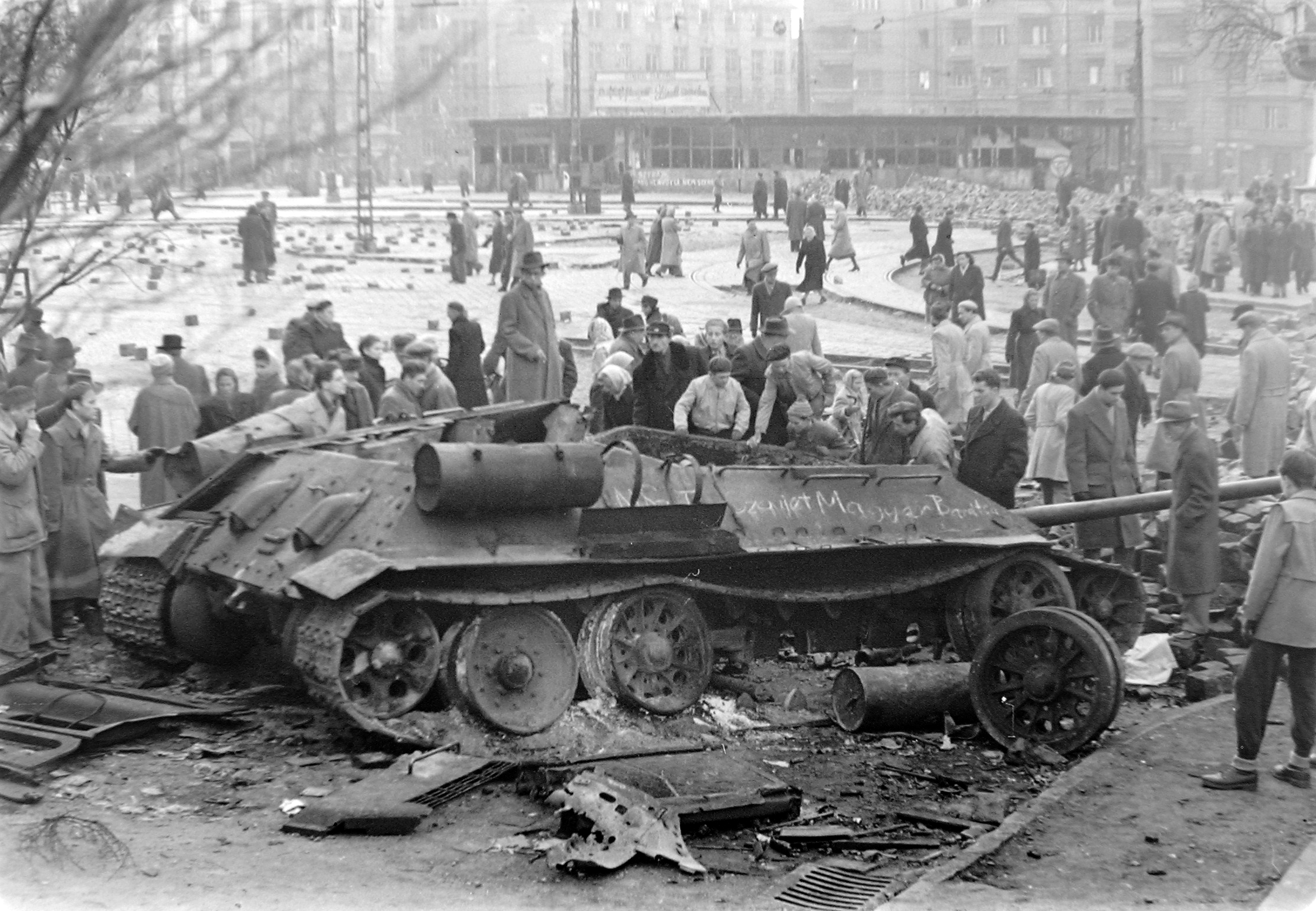 Sebuah tank Soviet yang hancur di Budapest selama Revolusi Hungaria 1956. Majalah Time menobatkan pejuang kemerdekaan Hungaria sebagai Man of the Year untuk tahun 1956.