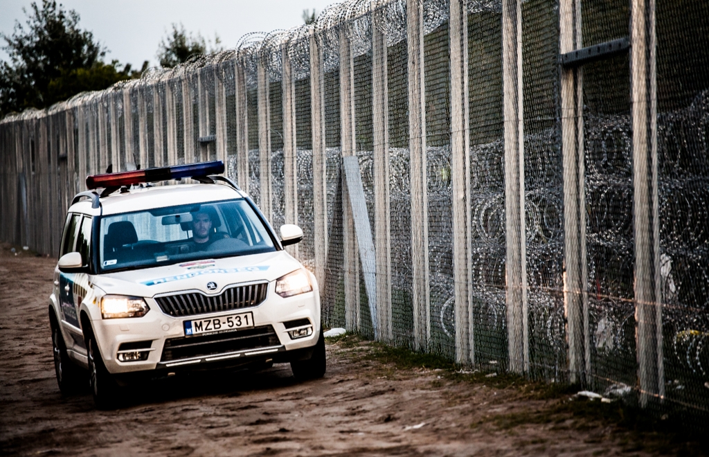 Mobil polisi di penghalang perbatasan Hungaria-Serbia