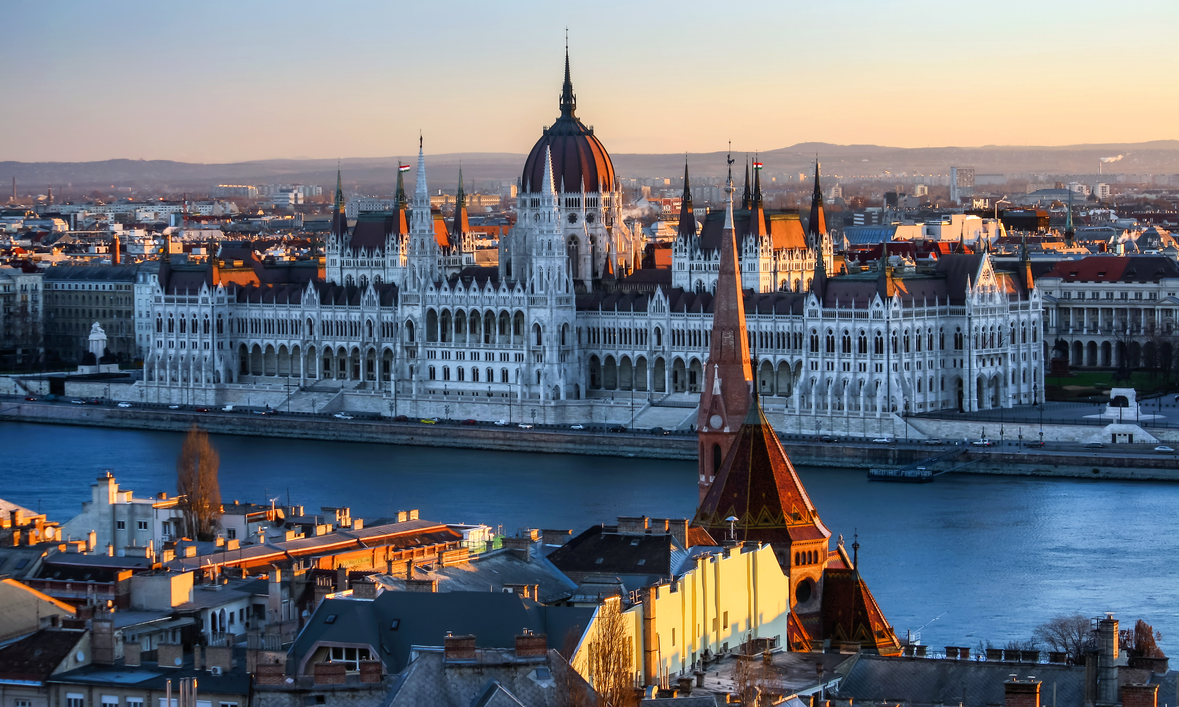 Gedung Parlemen Hungaria di tepi Sungai Danube di Budapest