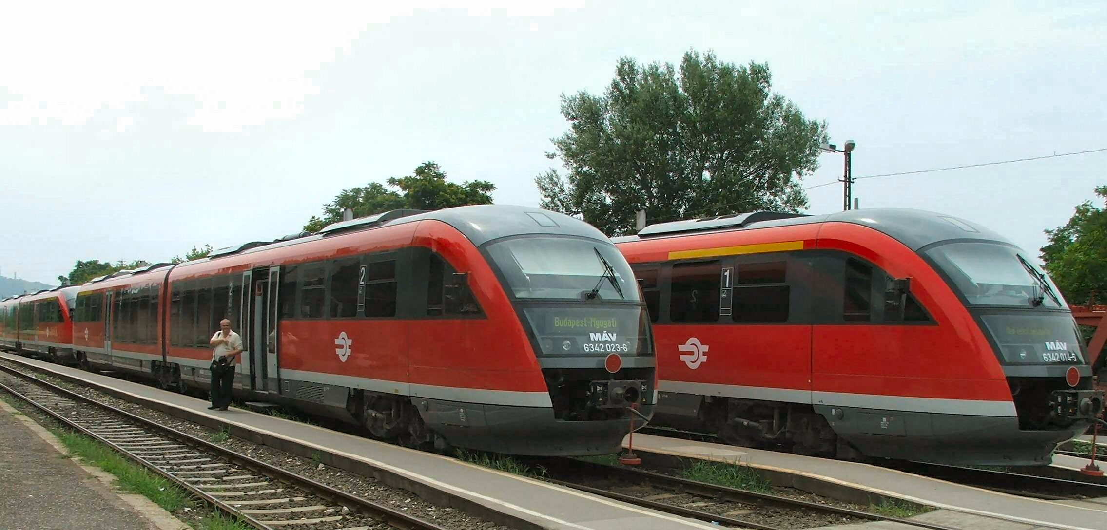 Kereta penumpang Siemens Desiro di jaringan Kereta Api Negara Hungaria, yang merupakan salah satu yang terpadat di dunia