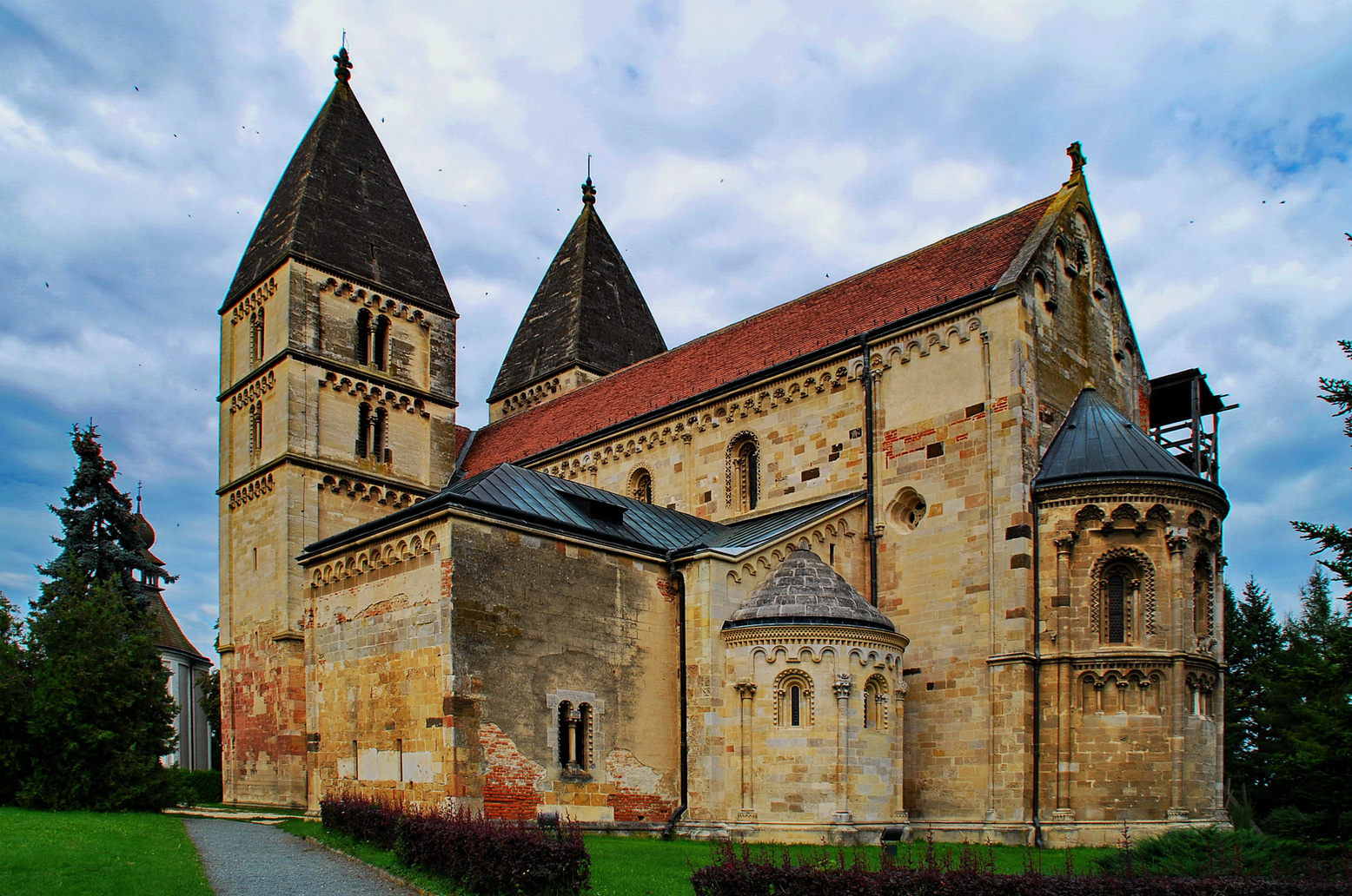 Biara Ják bergaya Romanesque, dibangun antara tahun 1220 dan 1256