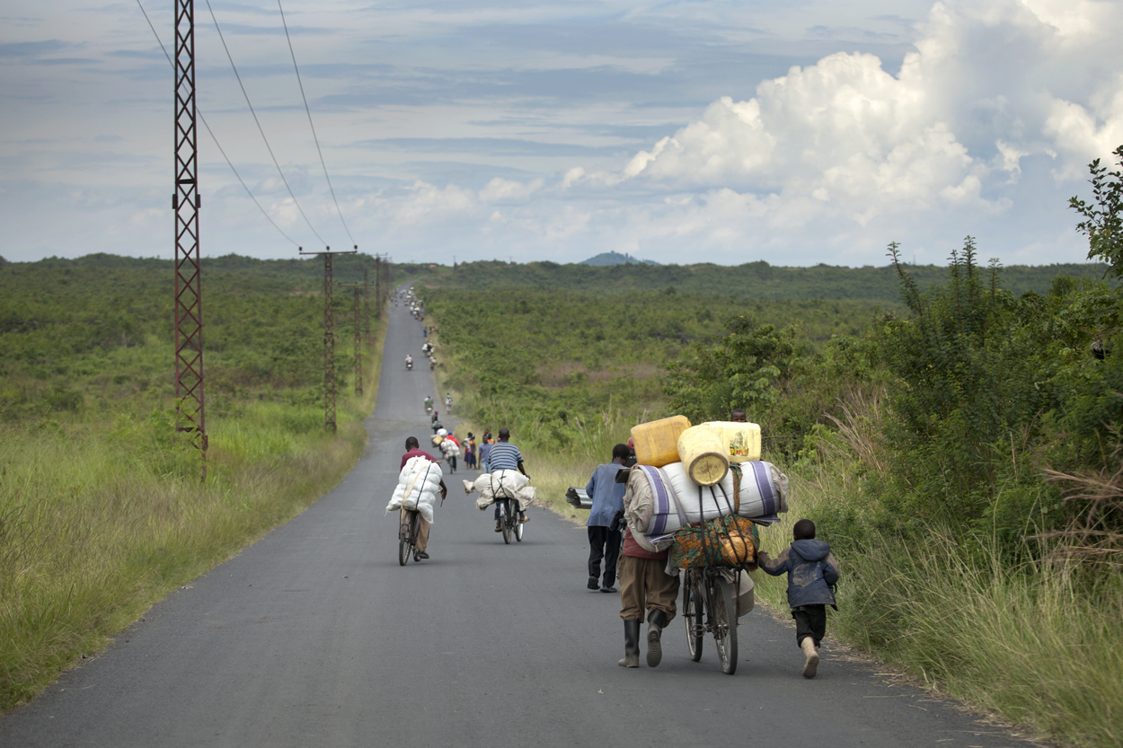 Penduduk melarikan diri dari kampung mereka akibat pertempuran antara FARDC dan kumpulan pemberontak, Kivu Utara, 2012.