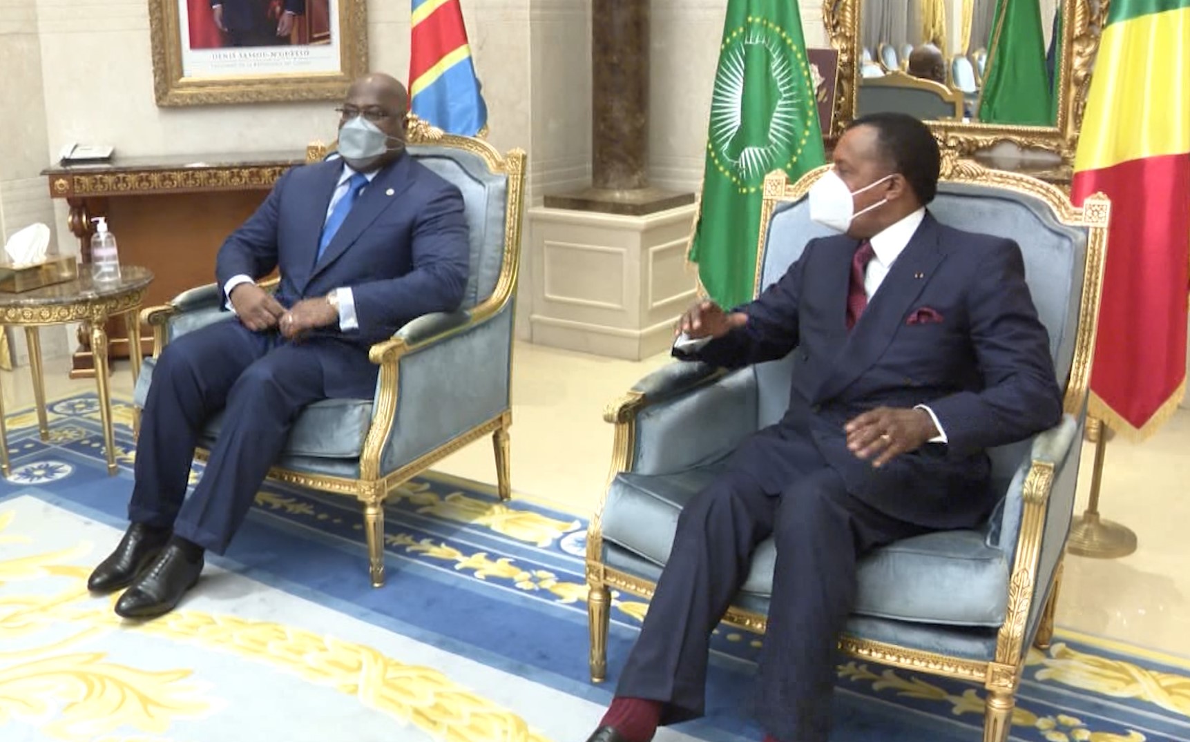 Presiden Félix Tshisekedi bersama presiden negara jiran Republik Congo, Denis Sassou Nguesso, pada tahun 2020; kedua-duanya memakai pelitup muka akibat pandemik COVID-19 yang sedang berlaku.
