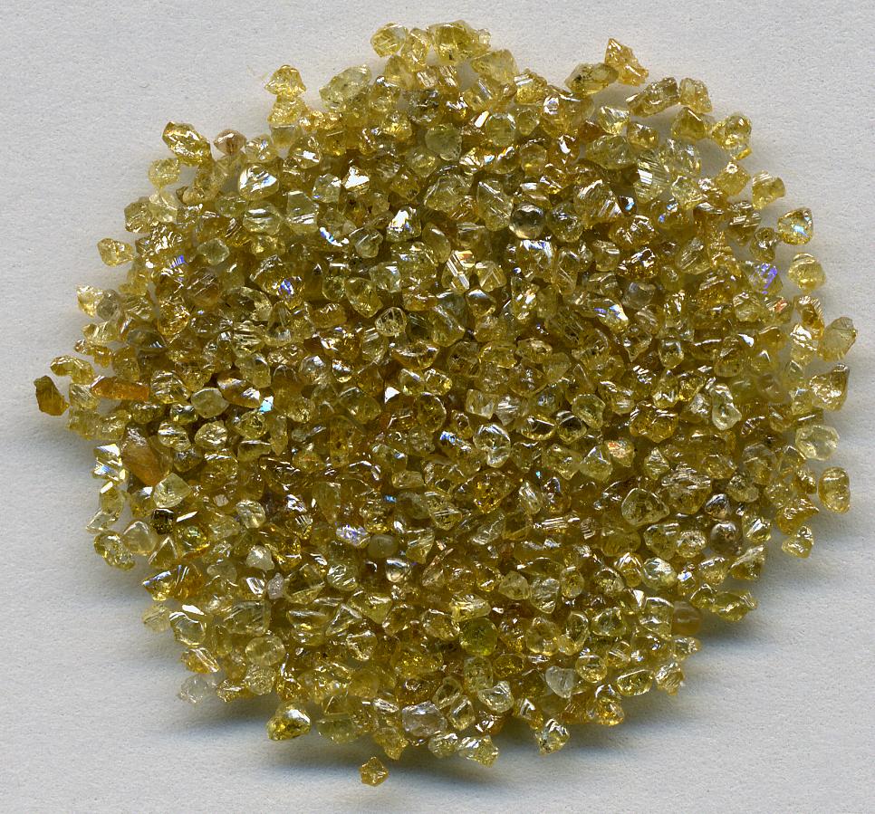Berlian kasar bersaiz ≈1 hingga 1.5 mm dari RDK.