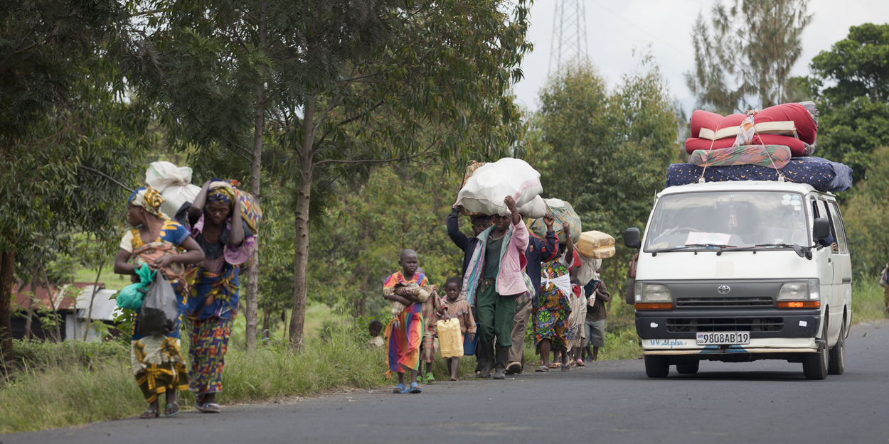 Penduduk melarikan diri dari kampung mereka akibat pertempuran antara FARDC dan kumpulan pemberontak, Sake Kivu Utara 30 April 2012.