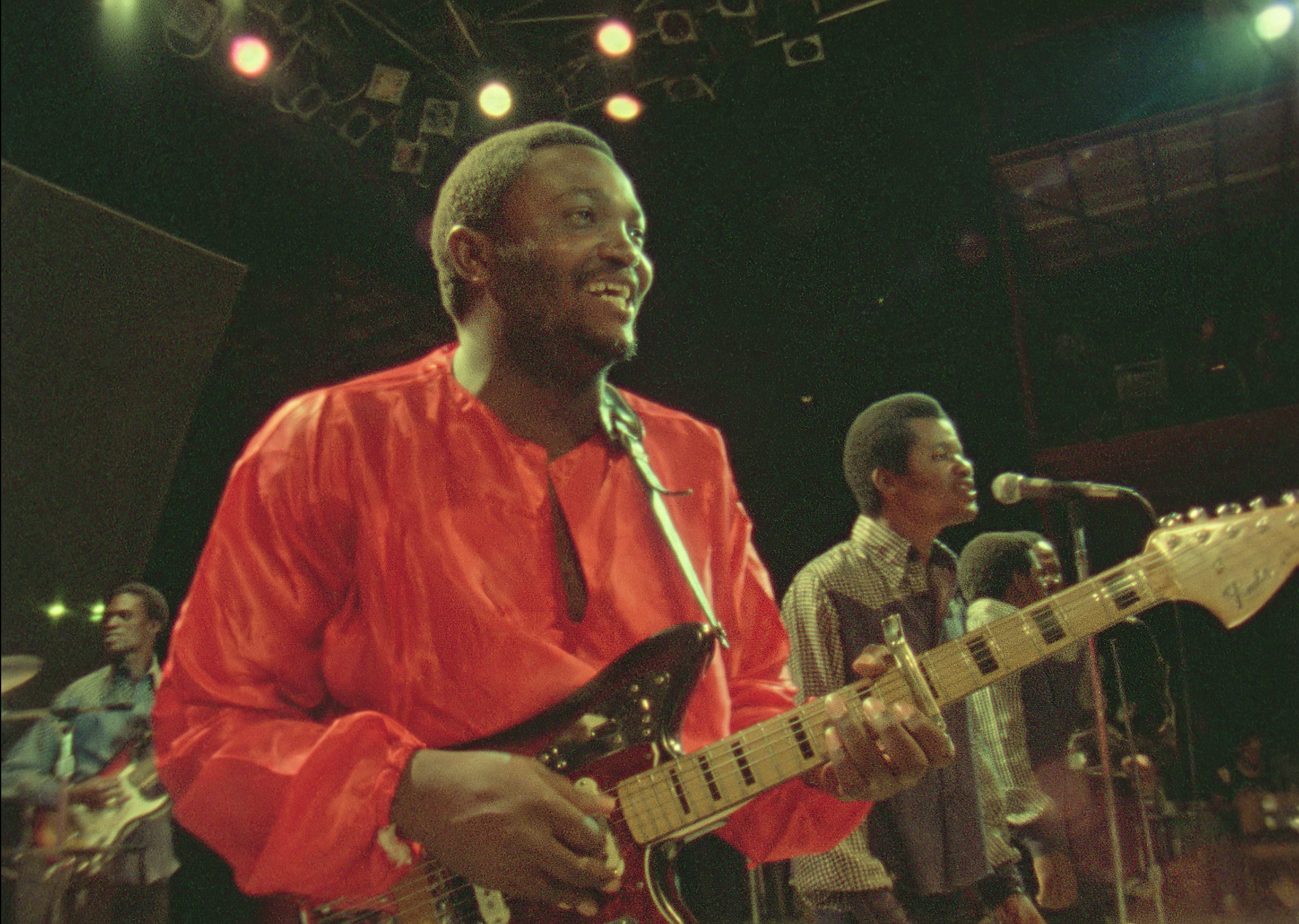 Franco Luambo dan orkestra TPOK Jazznya membuat persembahan secara langsung di Zaire 74.