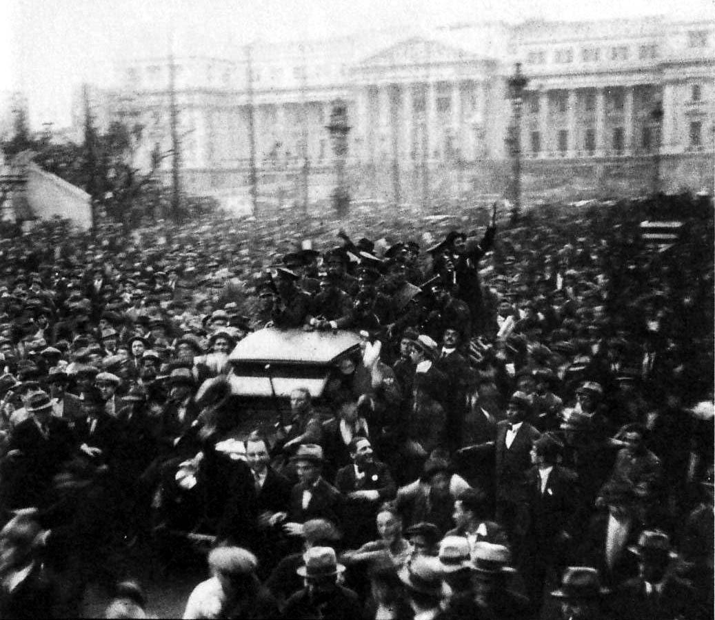 Kerumunan di luar Kongres Nasional Argentina selama kudeta Argentina 1930 yang menandai dimulainya Dekade Tercela.