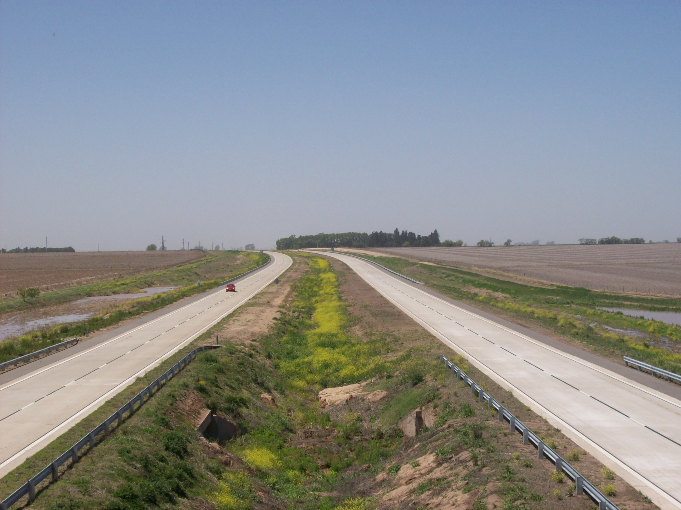 A stretch of National Route 9 between Rosario and Córdoba, part of Argentina's developing expressway network.