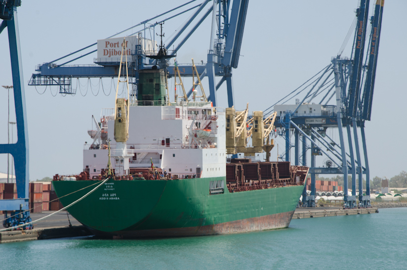 Kargo perkapalan logistik Habsyah berlabuh di Laut Merah, menunjukkan kepentingan Djibouti sebagai hab perdagangan utama bagi Habsyah yang terkurung daratan.
