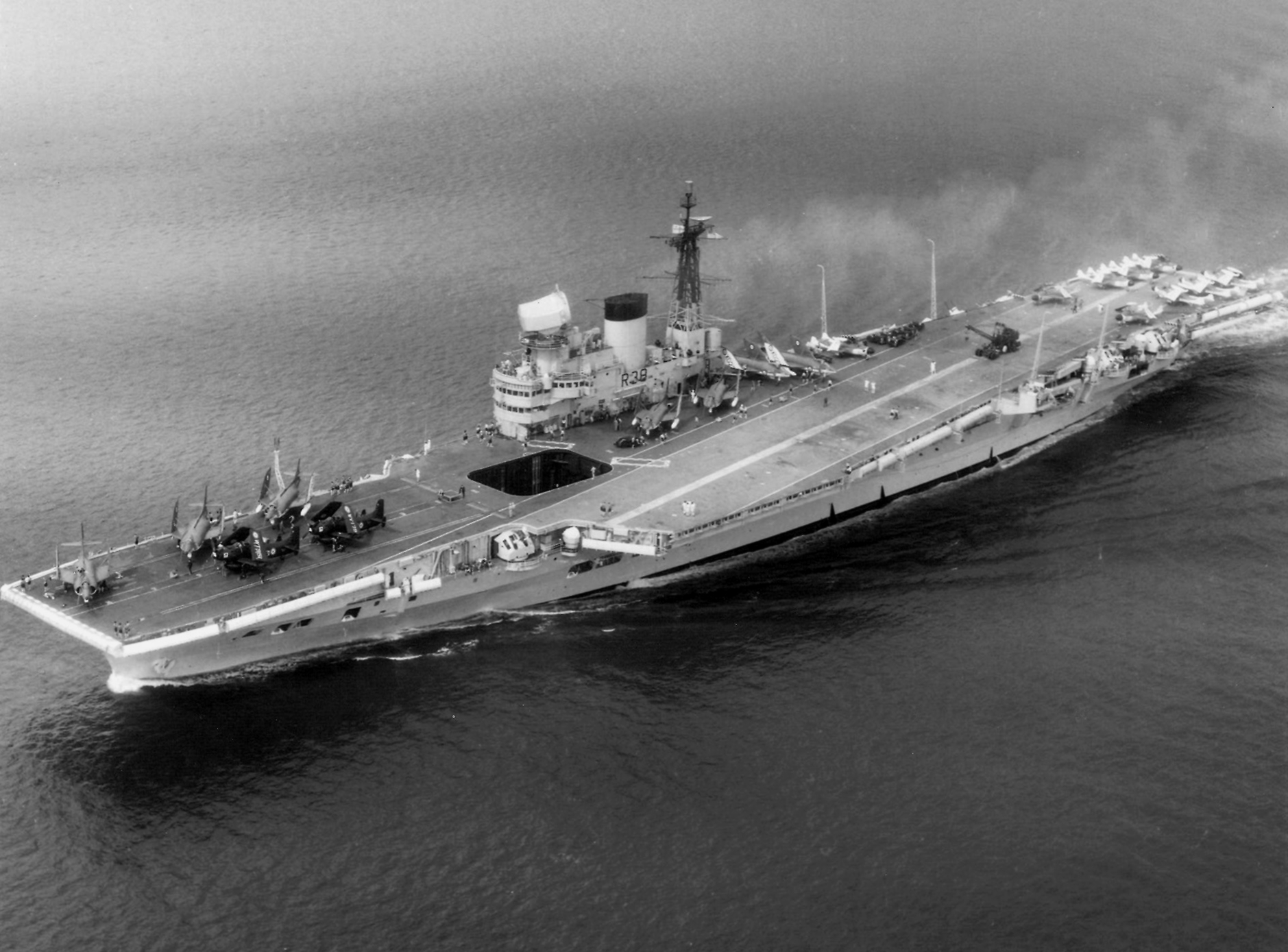 HMS Victorious mengambil bahagian dalam Operasi Vantage pada Julai 1961.