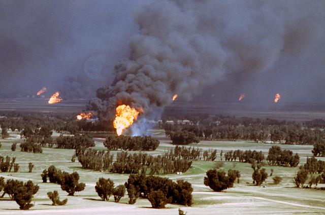 Kebakaran minyak Kuwait yang dimulakan oleh tentera Iraq yang berundur pada tahun 1991.
