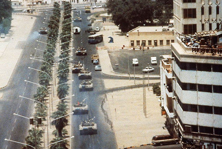 Kereta kebal Angkatan Tentera Iraq di Bandaraya Kuwait semasa pendudukan Iraq ke atas Kuwait pada 2 Ogos 1990, yang memulakan Perang Teluk.