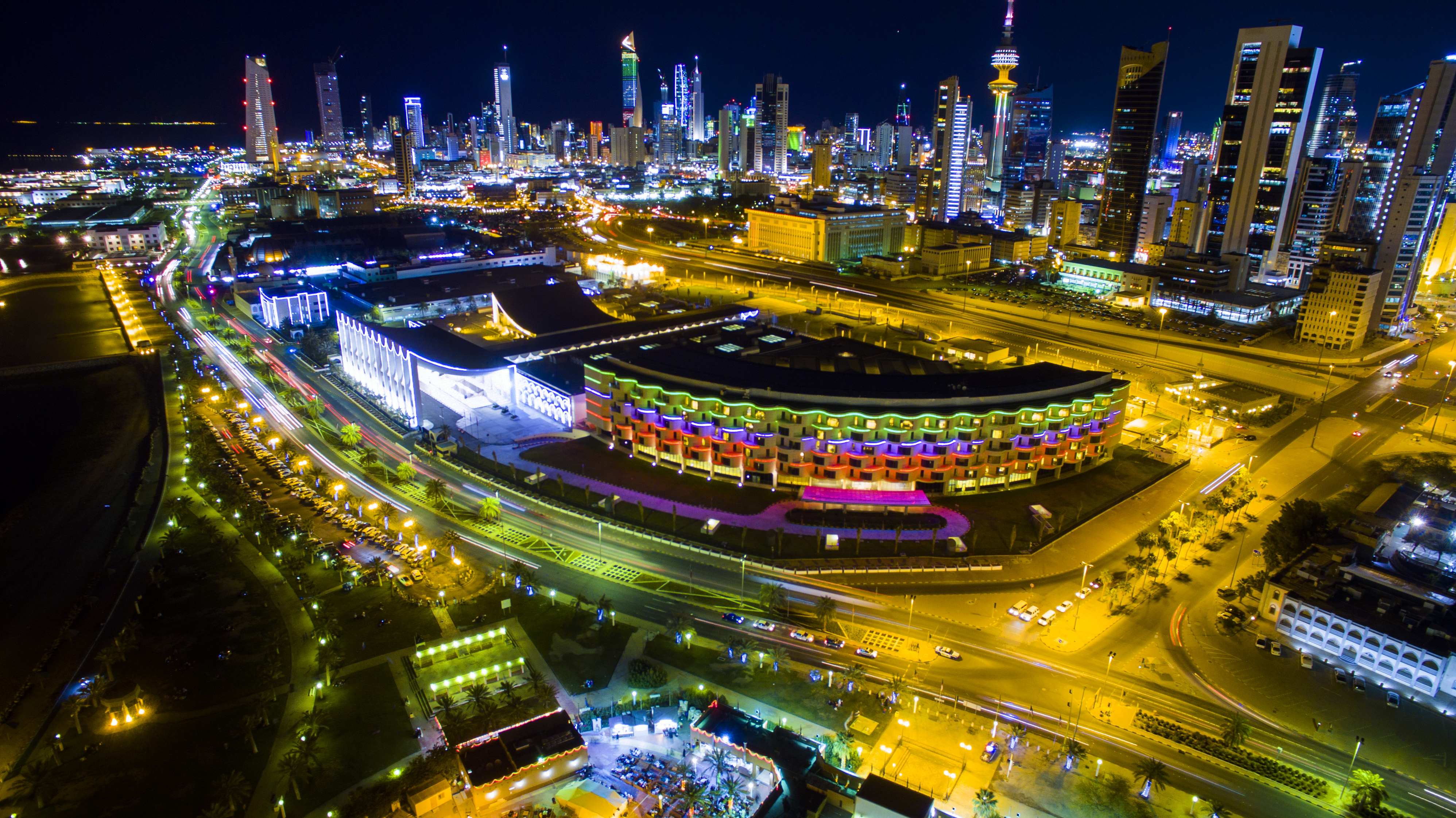 Pemandangan malam Bandaraya Kuwait, dengan Majlis Kebangsaan Kuwait kelihatan (bangunan putih bercahaya di tengah).
