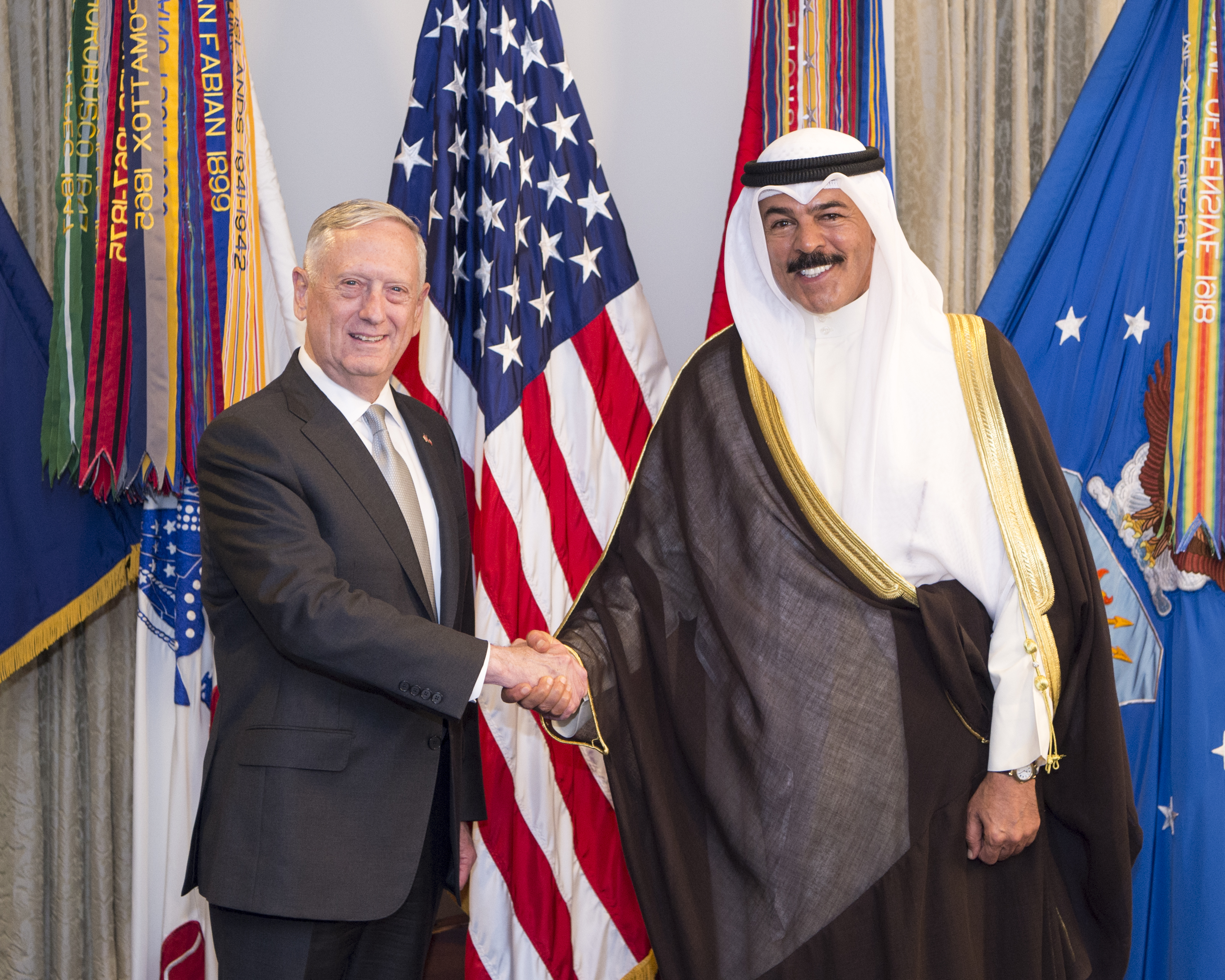 Timbalan Perdana Menteri dan Menteri Pertahanan Kuwait ketika itu Sheikh Mohammad Al Khalid Al Sabah bersama Setiausaha Pertahanan AS ketika itu Jim Mattis pada 2017.