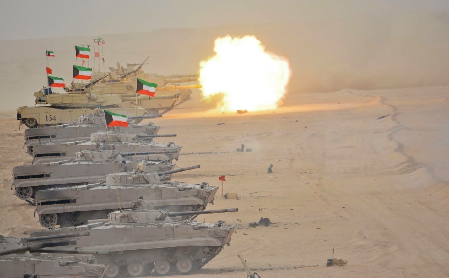 BMP-3 dan M1 Abrams daripada Pasukan Darat Kuwait.