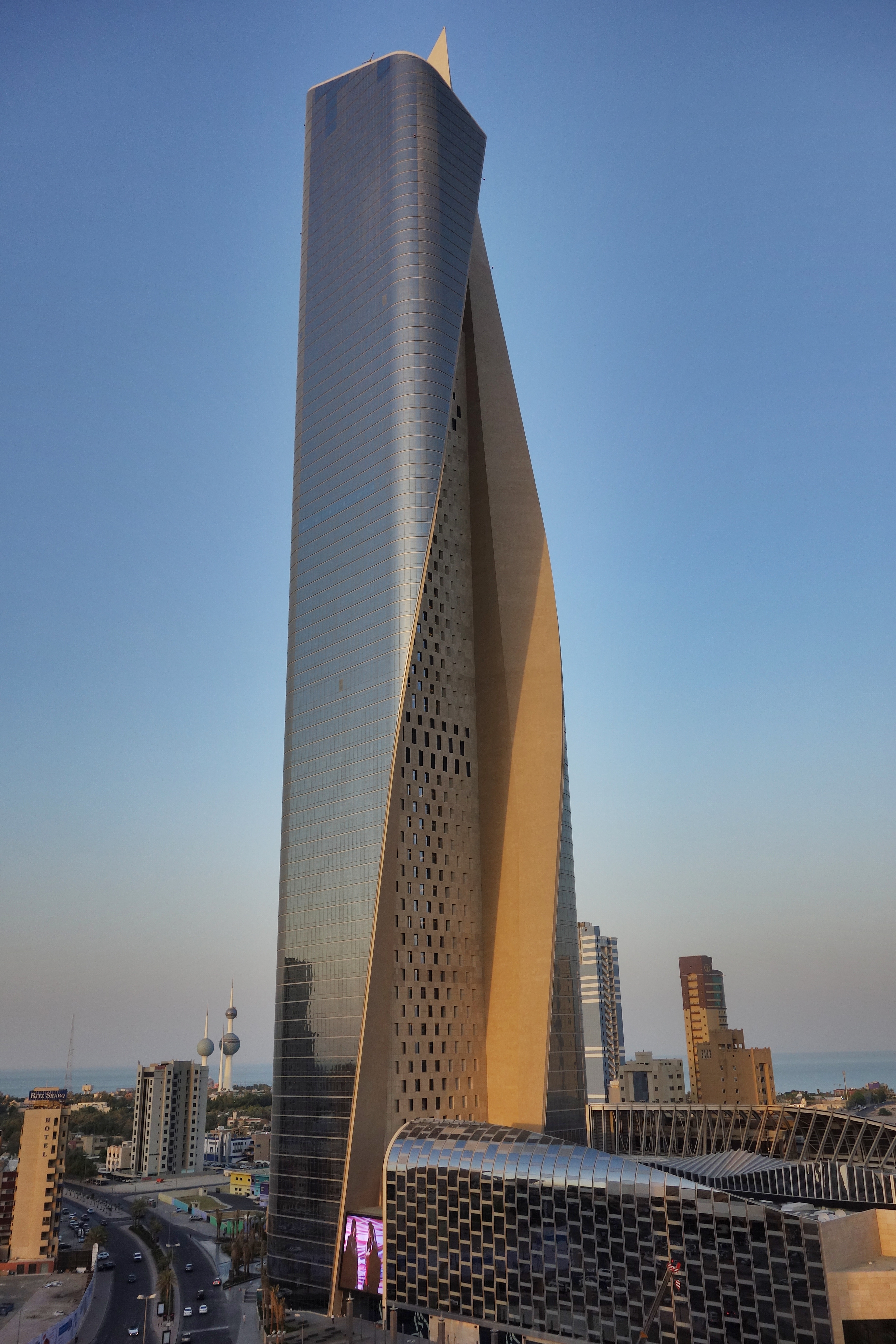 Menara Al Hamra adalah menara terpahat tertinggi di dunia.