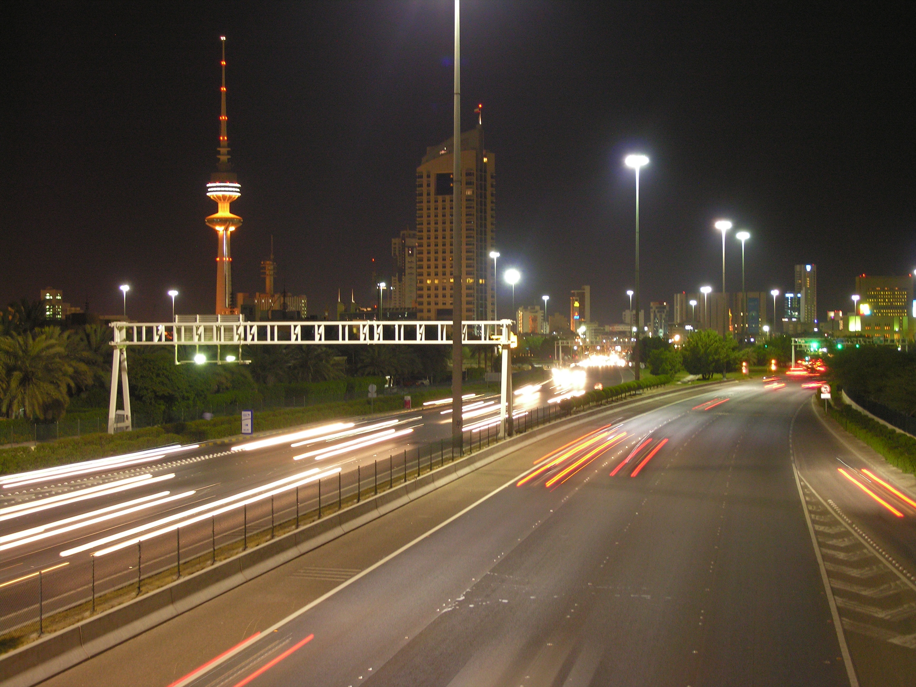 Sebuah lebuh raya di Bandaraya Kuwait.