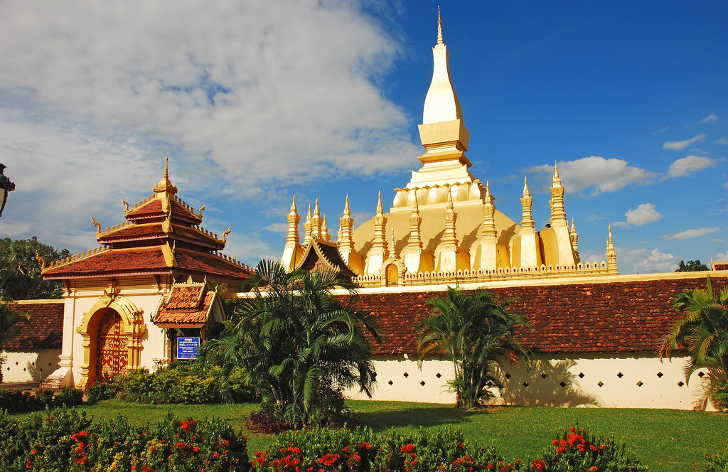 Pha That Luang di Vientiane adalah simbol kebangsaan Laos.