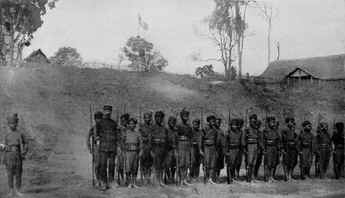 Askar Lao tempatan dalam pasukan pengawal Kolonial Perancis, sekitar tahun 1900.