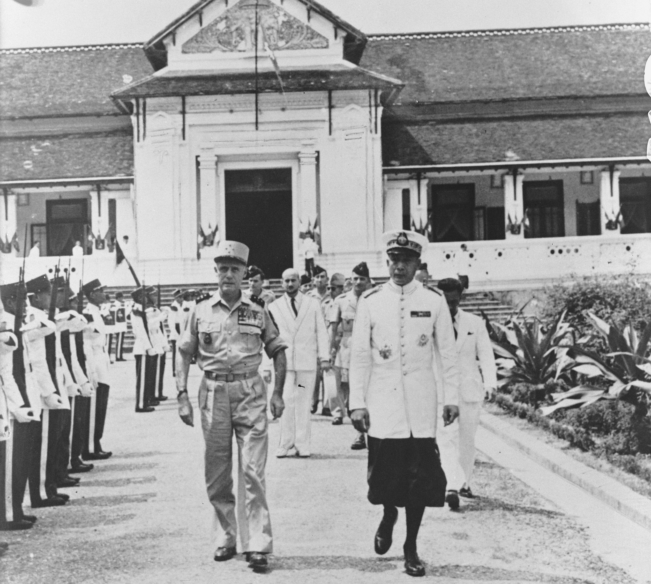 Jeneral Perancis Raoul Salan dan Putera Sisavang Vatthana di Luang Prabang, 4 Mei 1953
