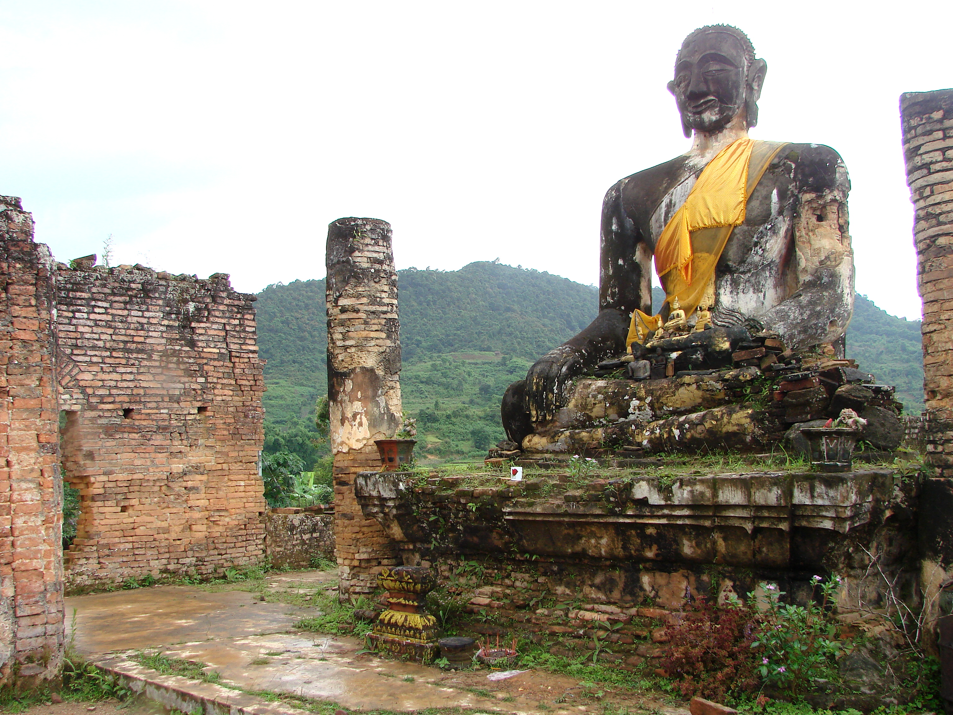 Reruntuhan Muang Khoun, bekas ibu kota Provinsi Xiangkhouang, dihancurkan oleh pengeboman Amerika Serikat di Laos pada tahun 1960-an.