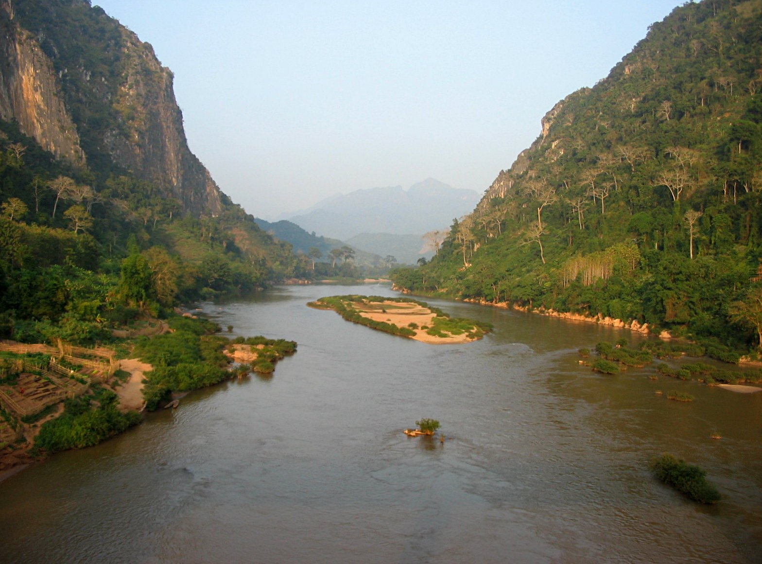 Sungai merupakan salah satu cara pengangkutan di Laos.