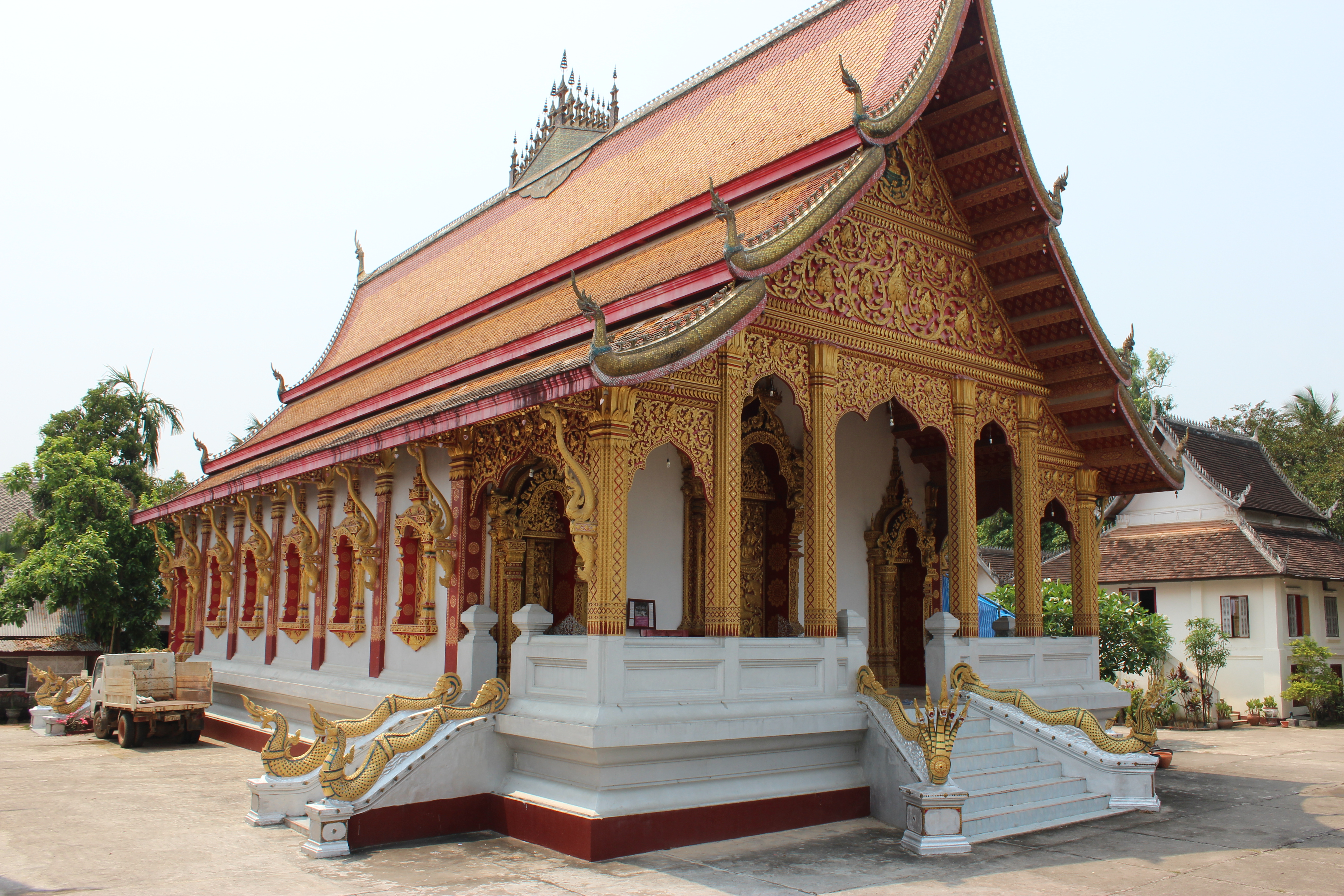 Pagoda Wat Nong Sikhounmuang di Luang Prabang. Buddhisme Theravada adalah agama utama di Laos.