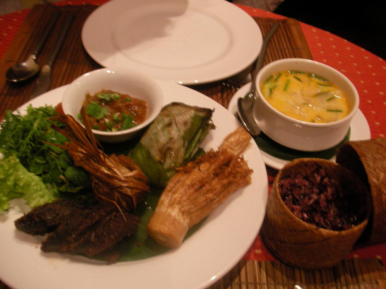 Contoh masakan Laos.