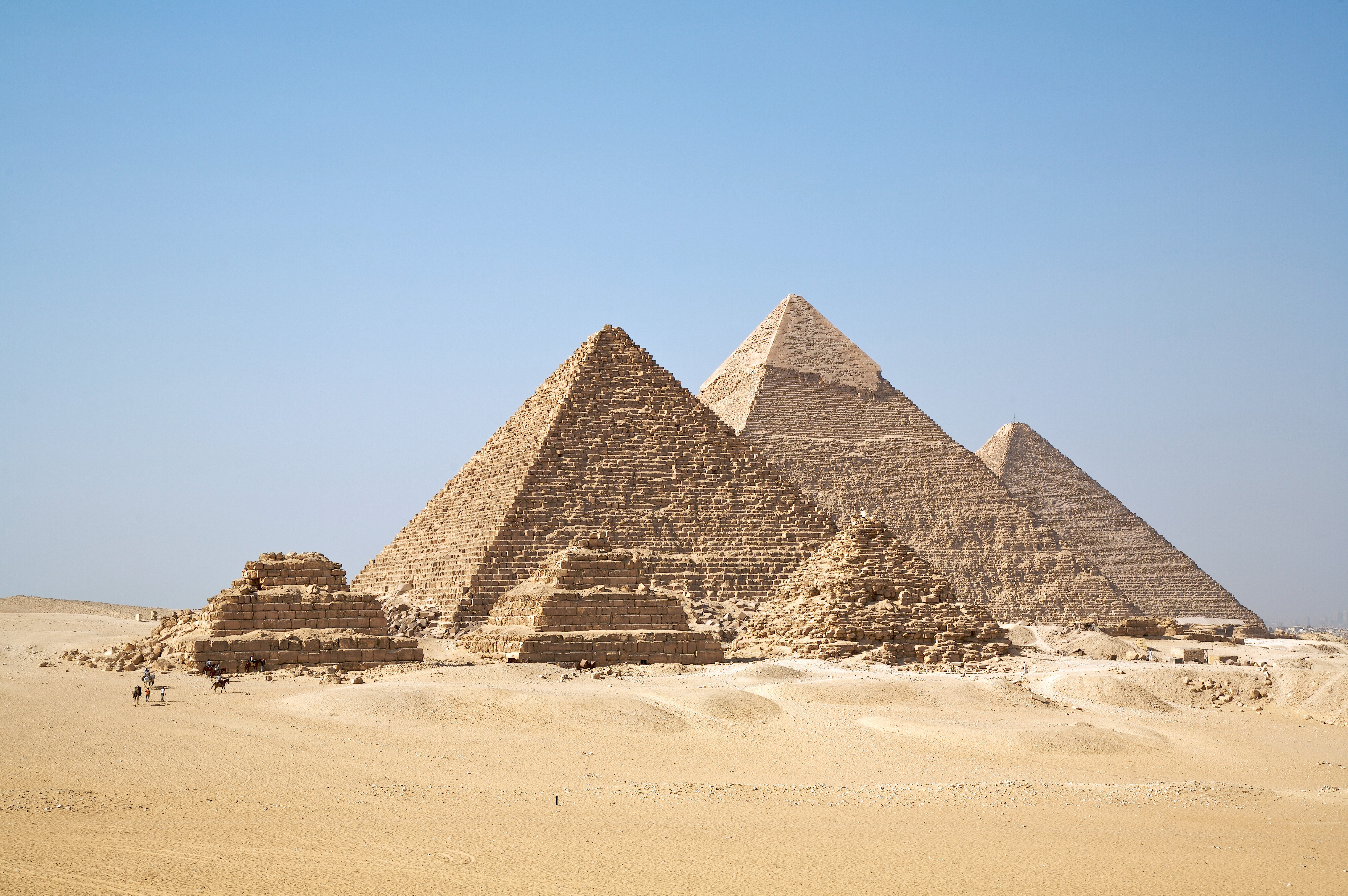 Nekropolis Giza adalah yang tertua daripada Keajaiban Dunia Purba dan satu-satunya yang masih wujud.