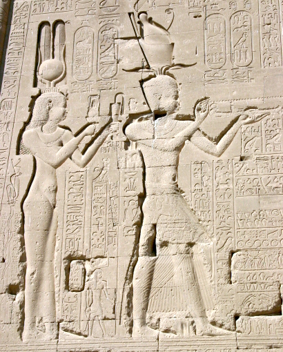 Ratu Ptolemaik Cleopatra VII dan puteranya hasil hubungan dengan Julius Caesar, Caesarion, di Kompleks Kuil Dendera