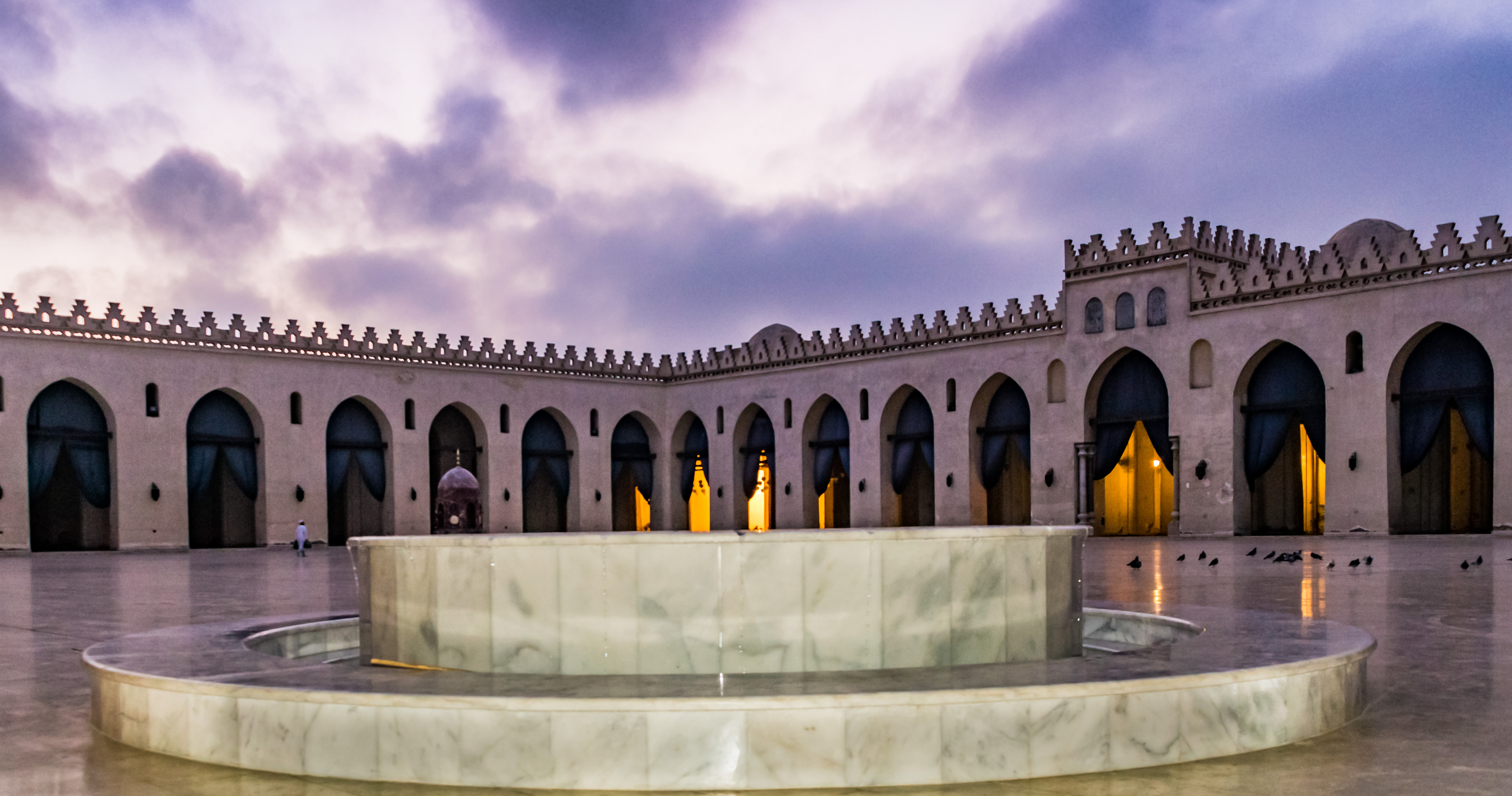 Masjid Al-Hakim di Kairo, dari Al-Hakim bi-Amr Allah, khalifah keenam, sebagaimana direnovasi oleh Dawoodi Bohra.