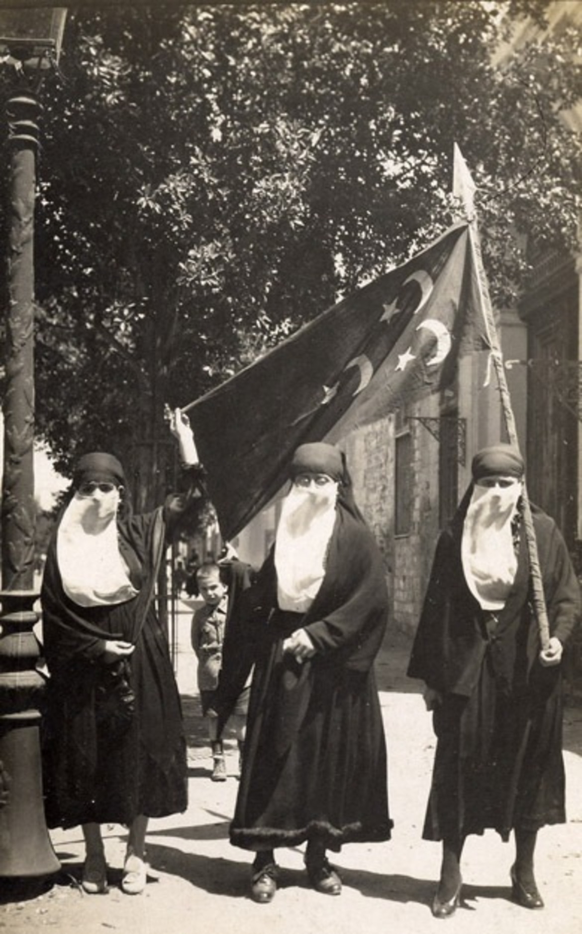 Nasionalis wanita berdemonstrasi di Kaherah, 1919
