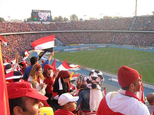 Orang ramai di Stadium Kaherah menyaksikan Pasukan bola sepak kebangsaan Mesir
