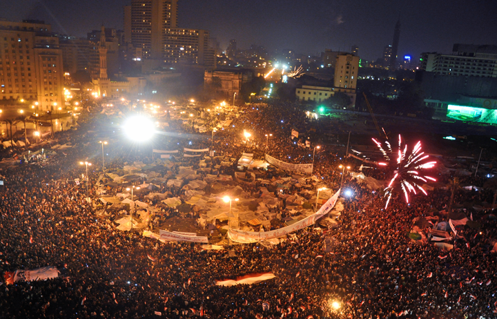 Atas: sambutan di Dataran Tahrir selepas pengumuman peletakan jawatan Hosni Mubarak.