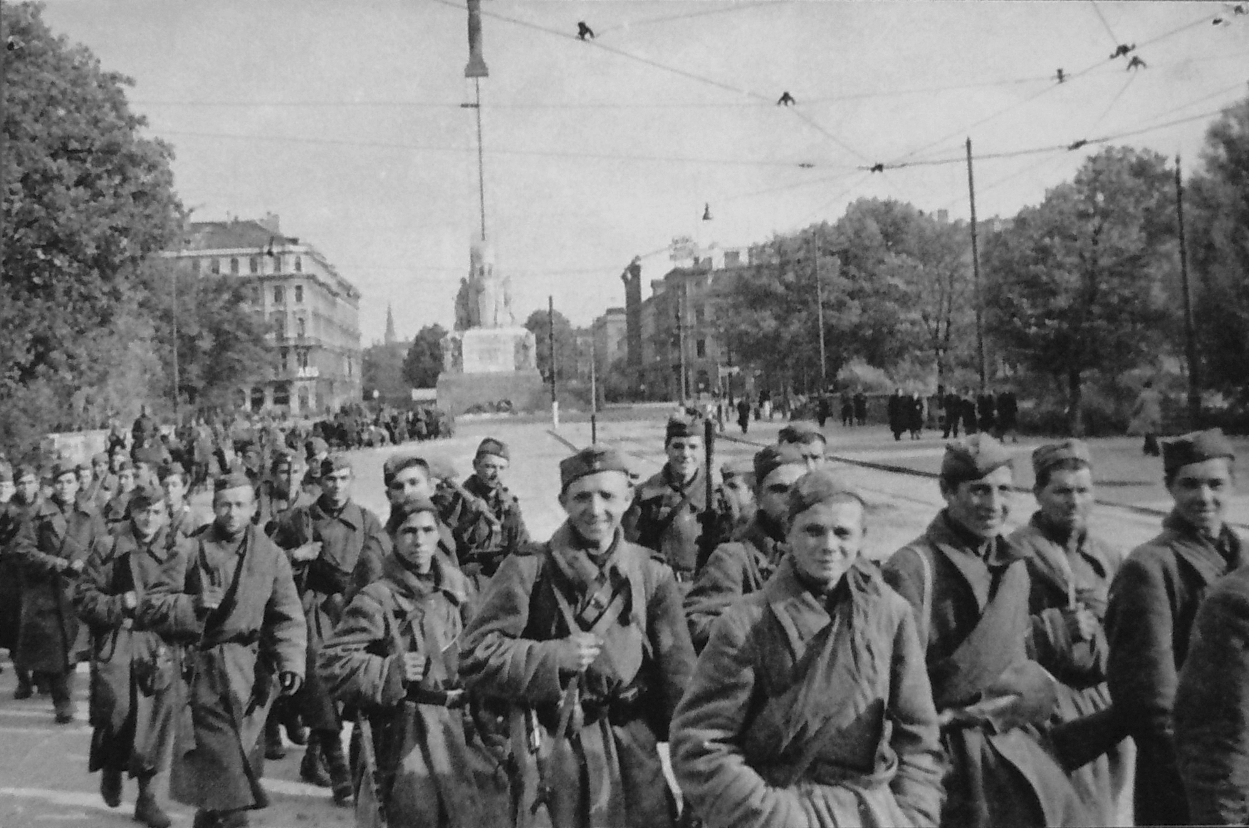 Askar Tentera Merah di hadapan Monumen Kebebasan di Riga pada tahun 1944