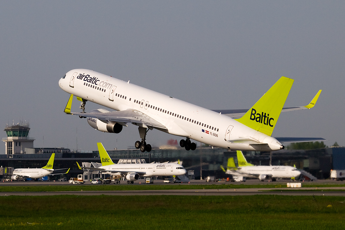 Sebuah pesawat Boeing 757-200WL airBaltic berlepas di Lapangan Terbang Antarabangsa Riga (RIX).