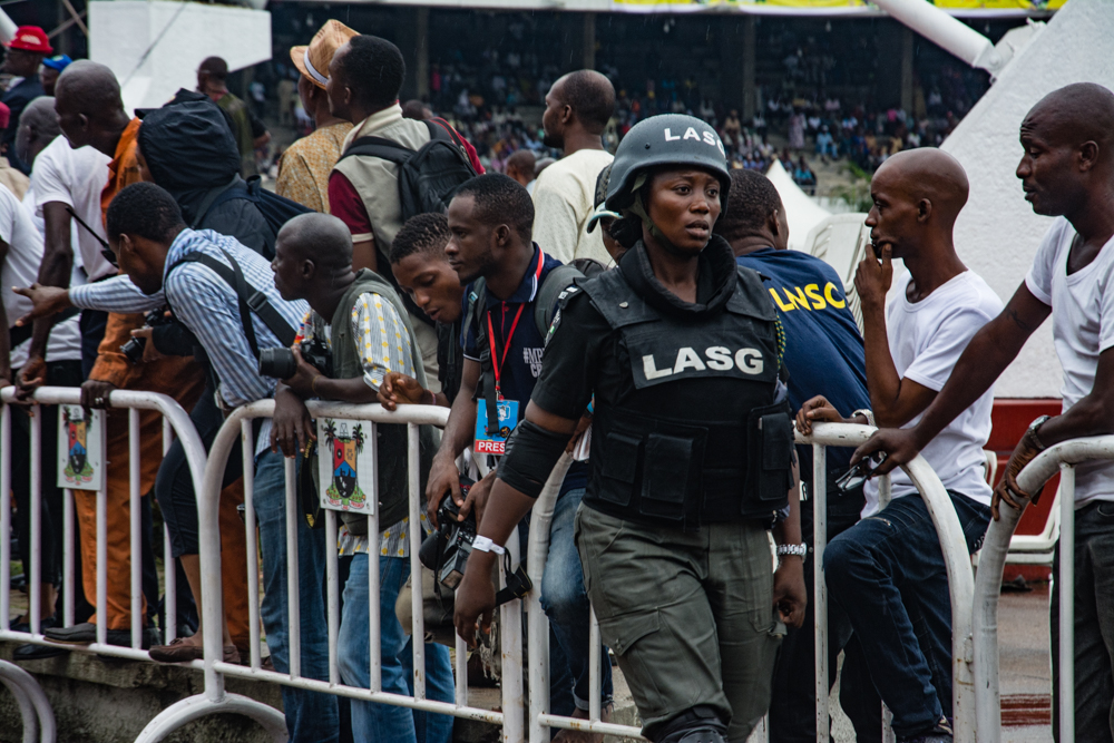Seorang pegawai polis Nigeria di perayaan Eyo di Lagos