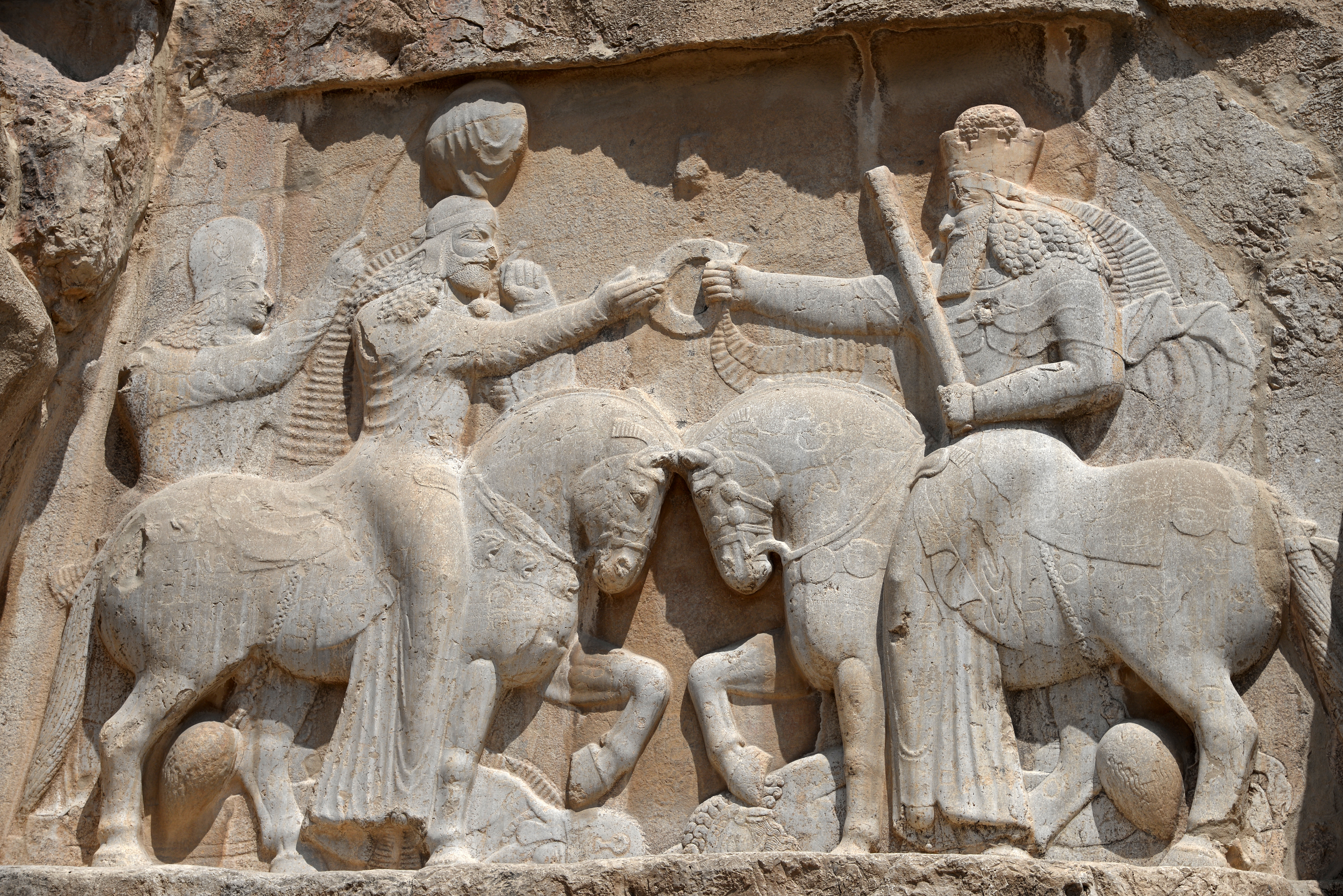 Relief batu Ardashir I (224-242 M) di Naqsh-e Rostam, bertuliskan