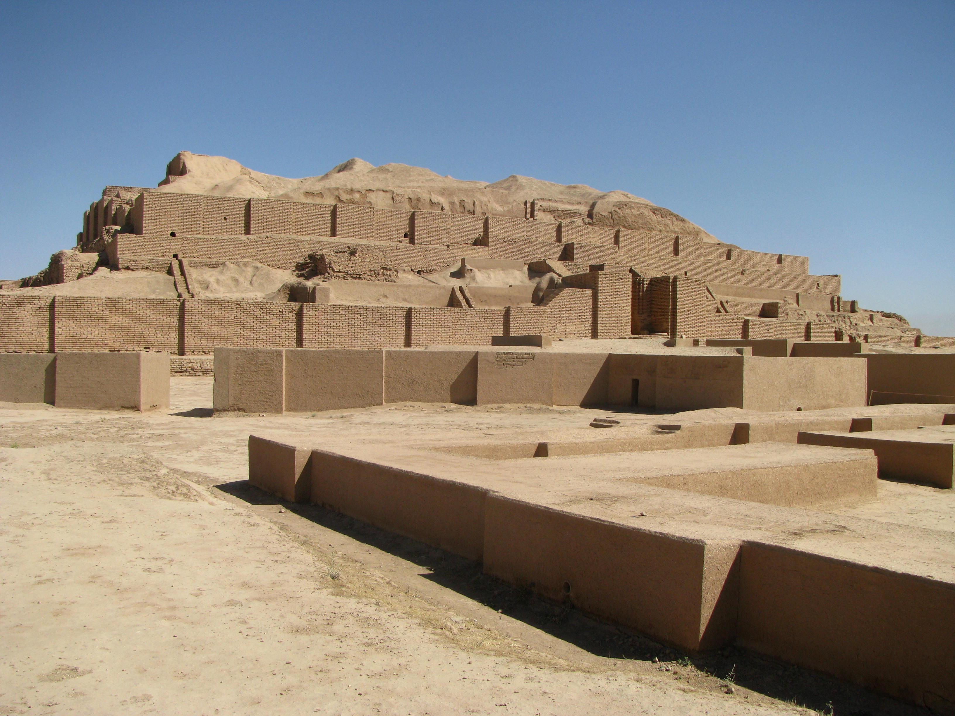 Chogha Zanbil adalah salah satu dari sedikit ziggurat yang masih ada di luar Mesopotamia dan dianggap sebagai contoh yang paling terpelihara di dunia.