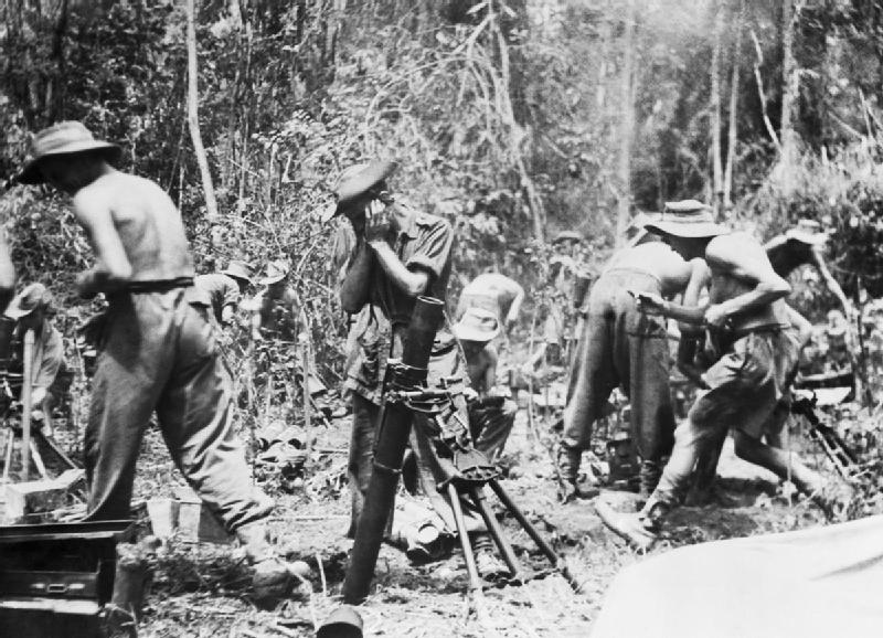 Tentera British menembak mortar di jalan Mawchi, Julai 1944.