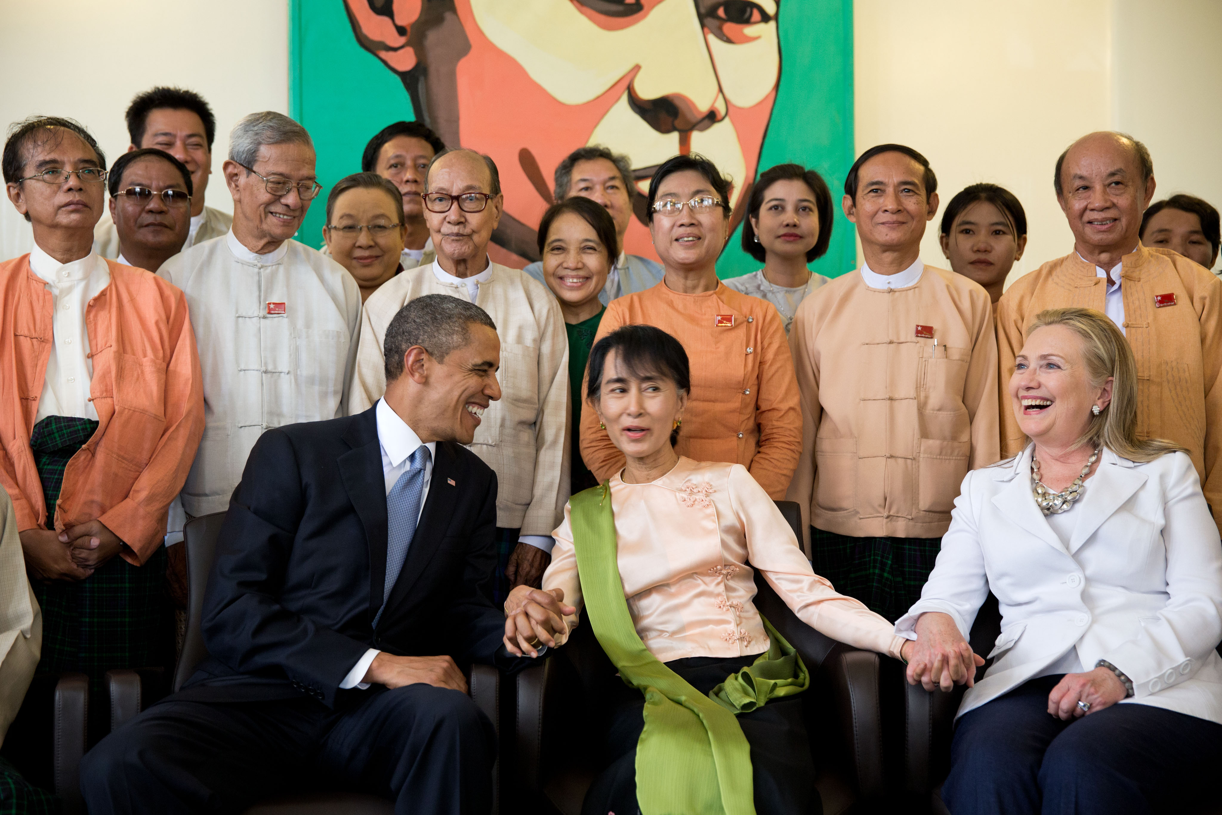 Presiden AS Barack Obama dan Setiausaha Negara Hillary Clinton bersama Aung San Suu Kyi dan kakitangannya di rumahnya di Yangon, 2012.