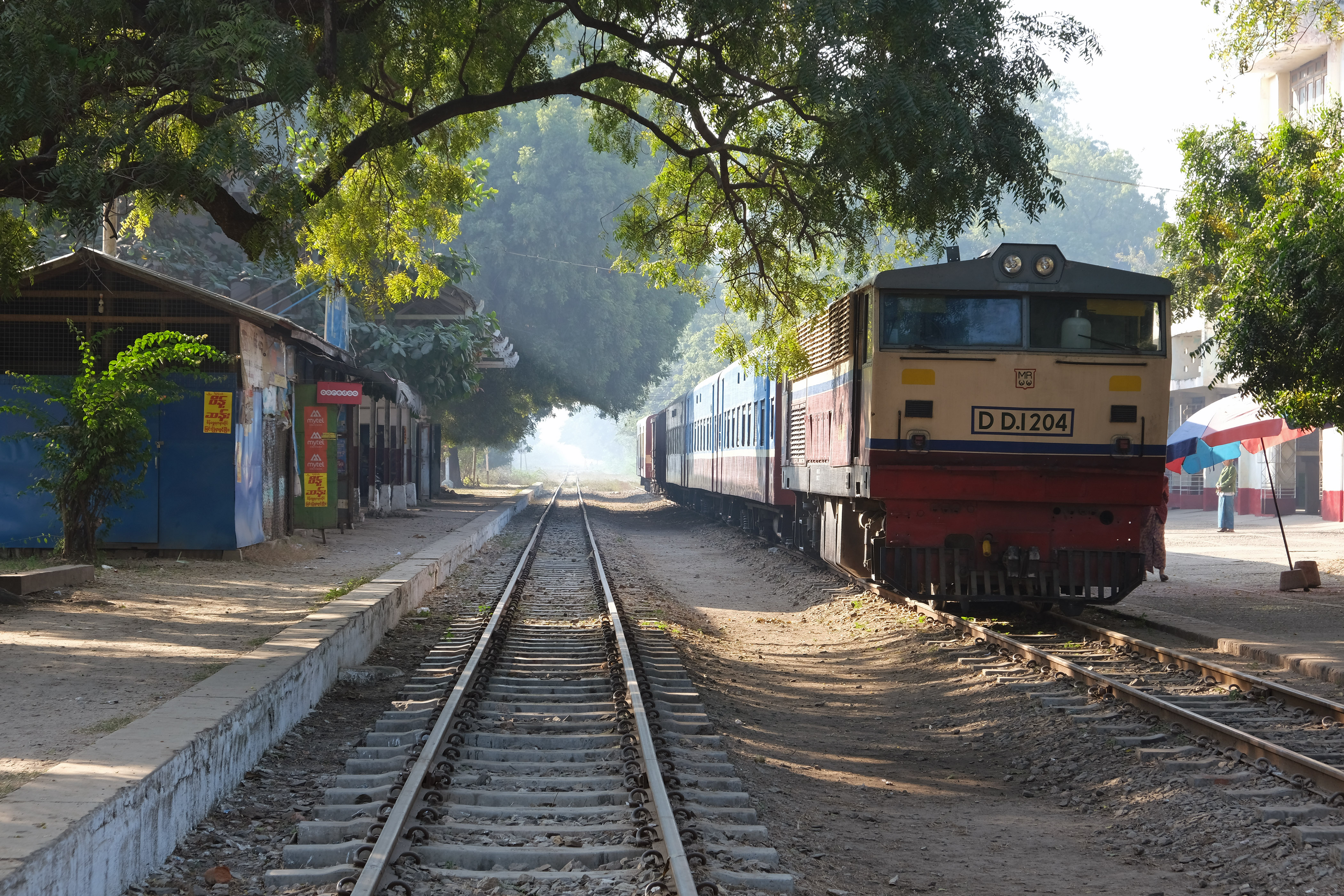 Kereta api di Myanmar agak perlahan. Perjalanan kereta api dari Bagan ke Mandalay mengambil masa kira-kira 7.5 jam (179 km).