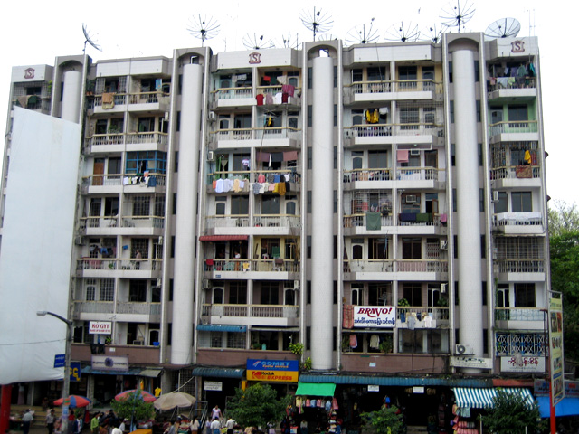 Sebuah blok pangsapuri di pusat bandar Yangon, menghadap Pasar Bogyoke. Kebanyakan penduduk bandar Yangon tinggal di pangsapuri padat penduduk.