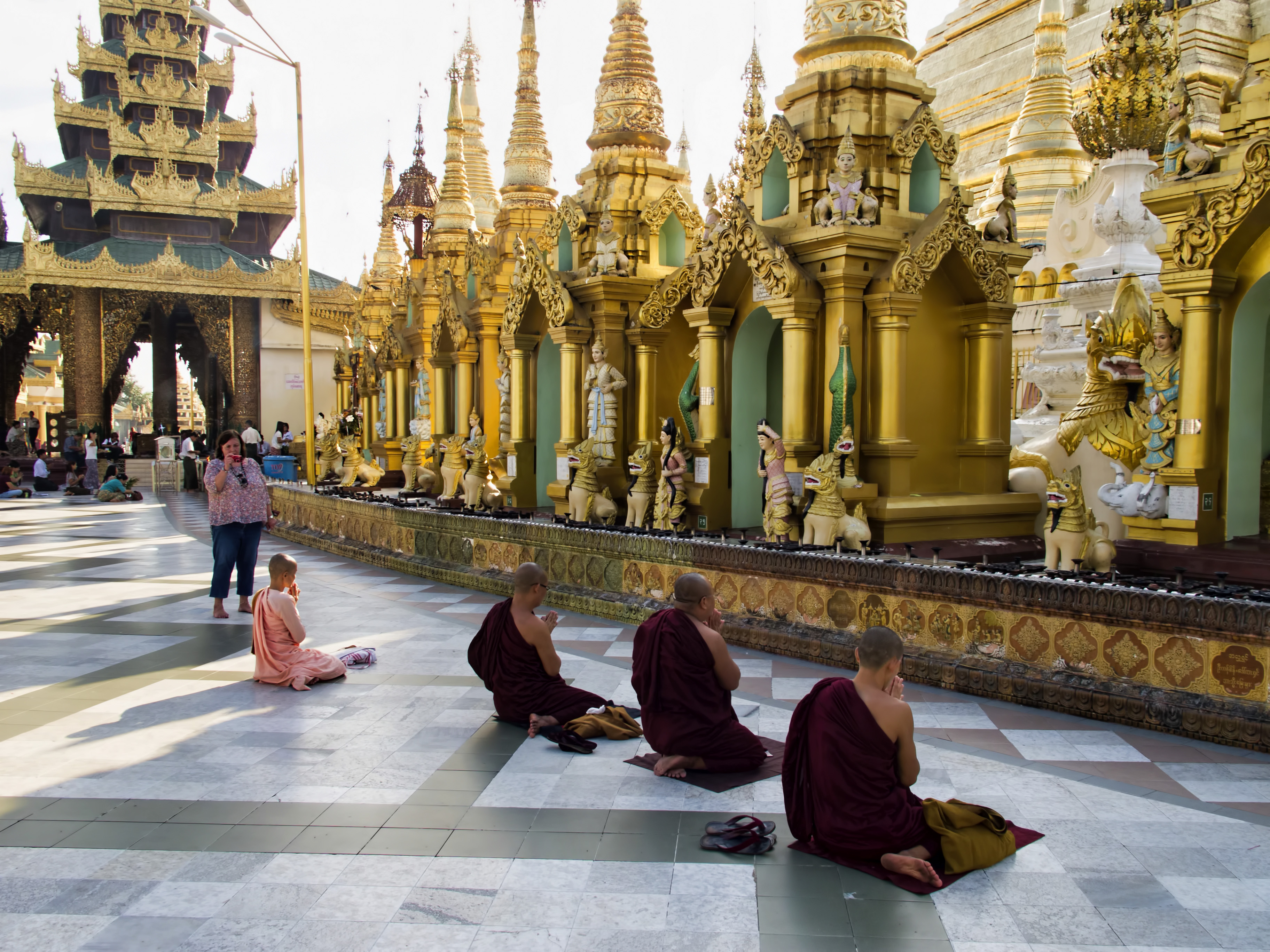 Sami Buddha berdoa di Pagoda Shwedagon.