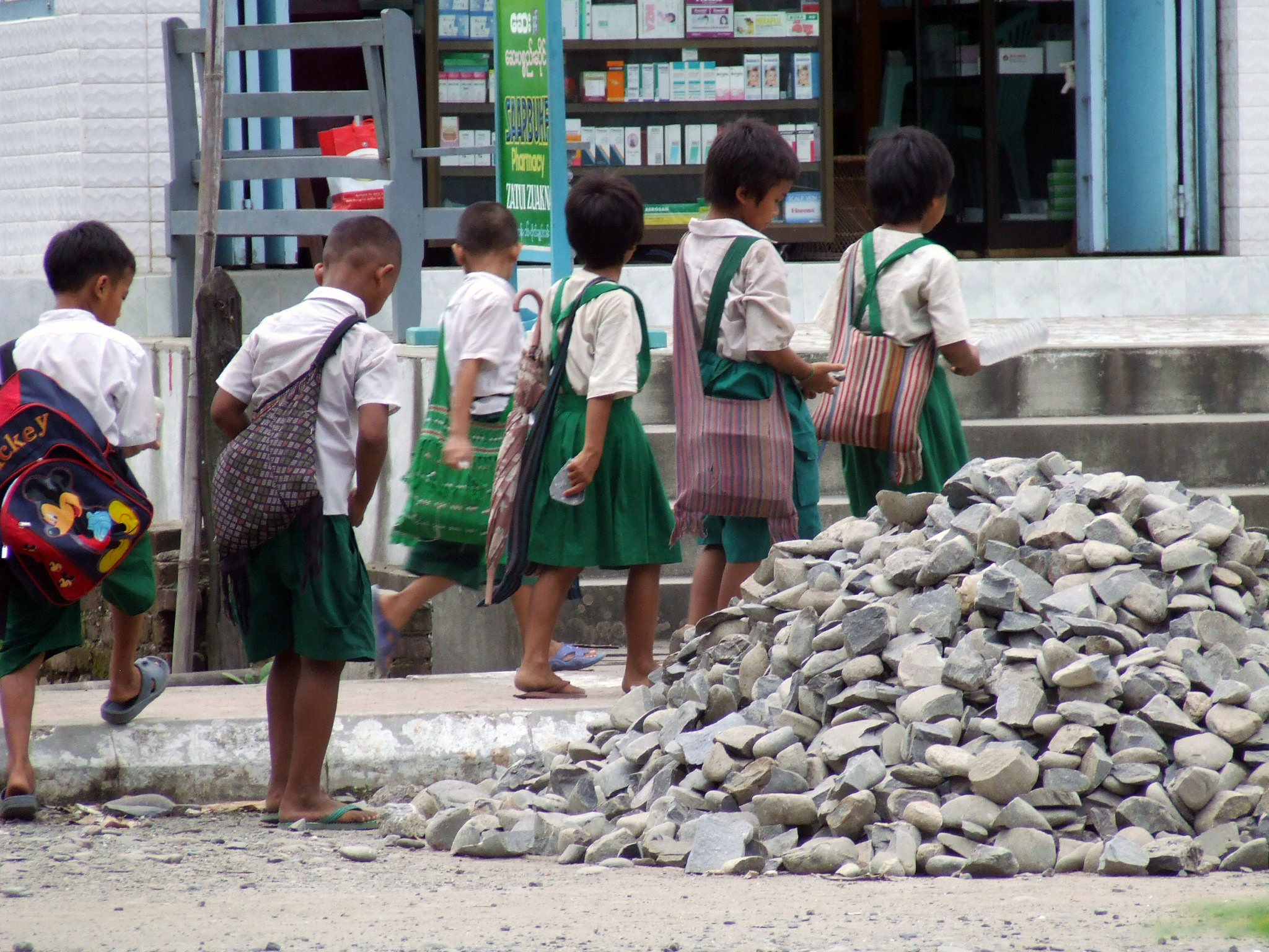 Pelajar dalam perjalanan ke sekolah, Kalaymyo, Wilayah Sagaing, Myanmar.
