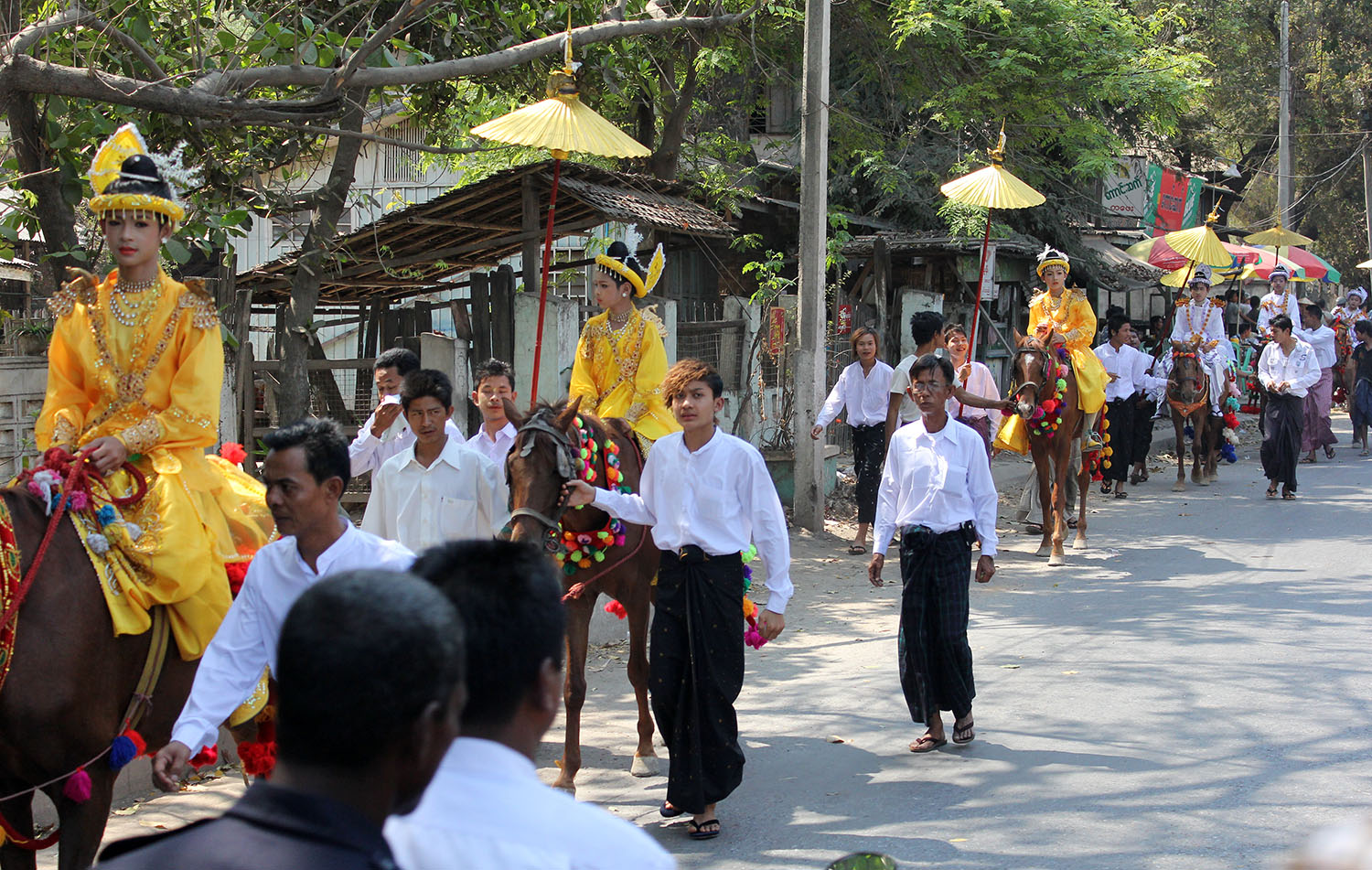 Upacara Shinbyu Buddha di Mandalay.