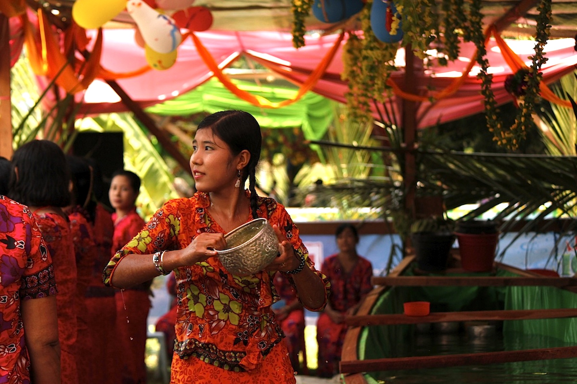 Seorang gadis Arakan (Rakhine) menuang air ke atas orang ramai semasa Pesta Air Thingyan Tahun Baru Burma di Yangon.