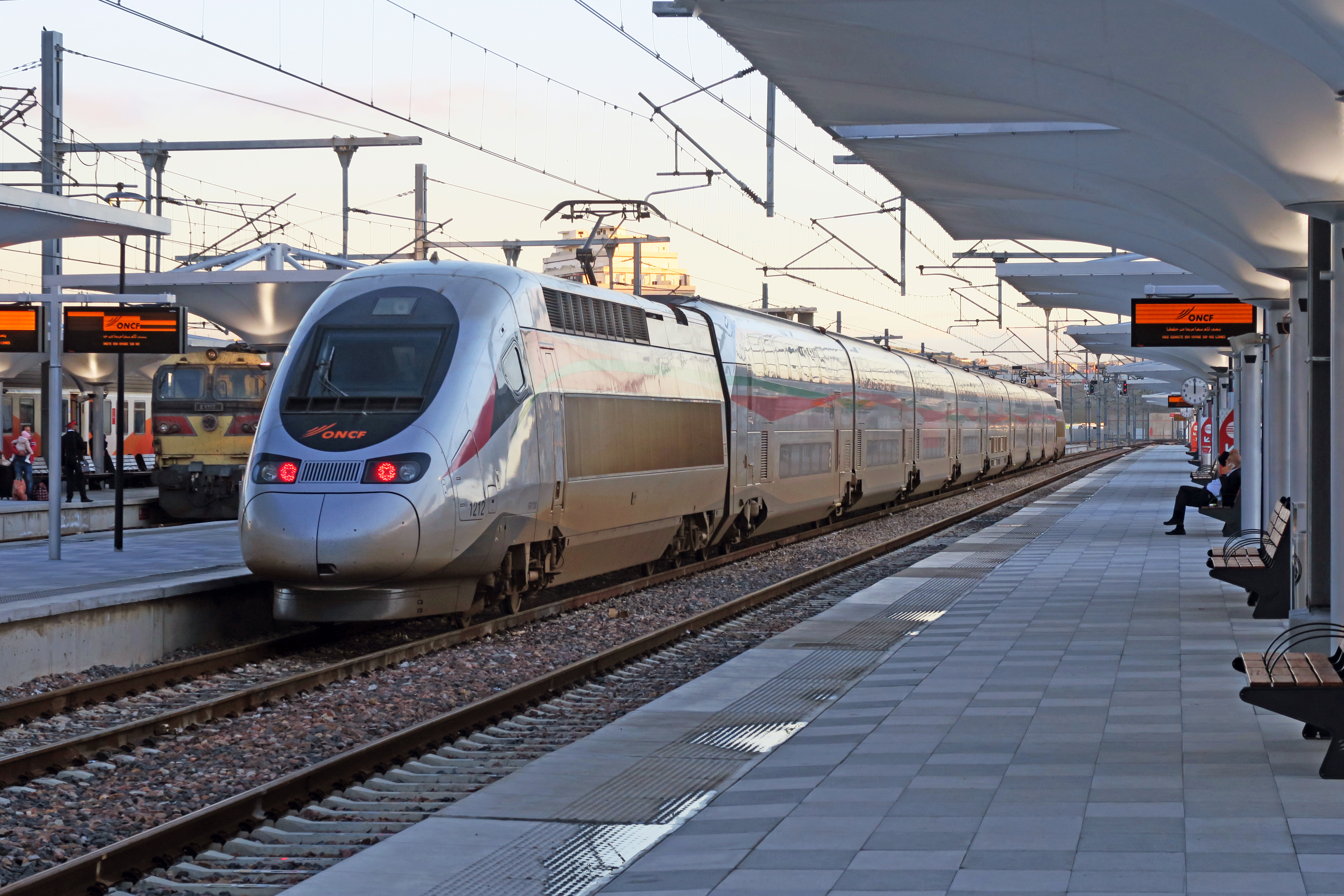 Kereta api berkelajuan tinggi Al Boraq RGV2N2 di stesen kereta api Tanger-Ville pada November 2018