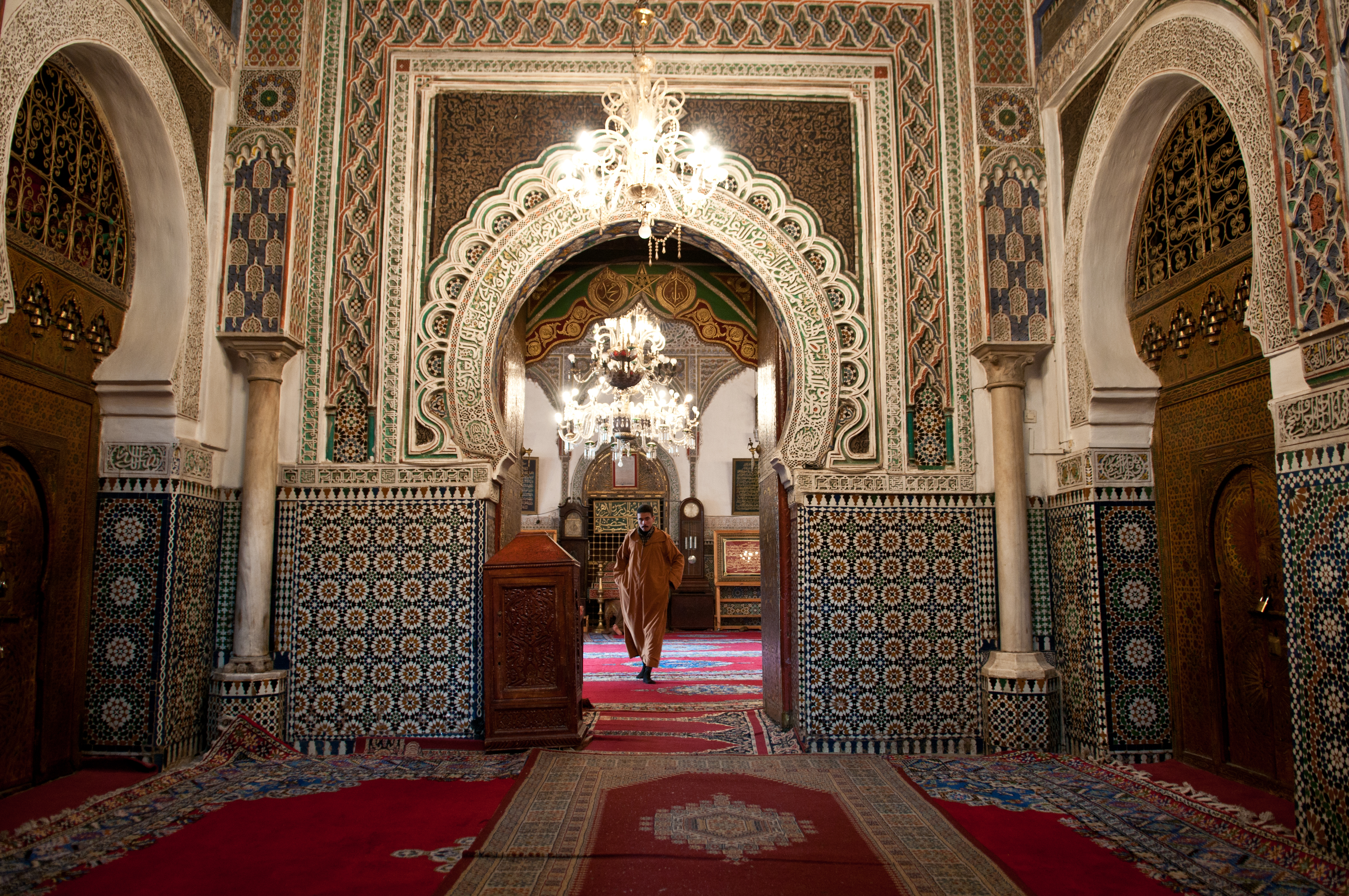 Pemandangan dalaman sebuah masjid di Fes, Islam adalah agama utama di Maghribi.